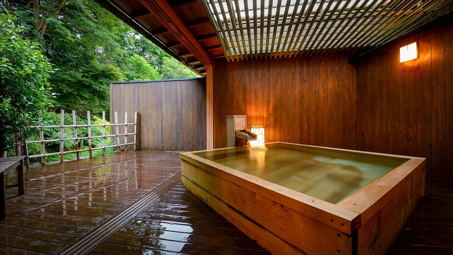#総檜造り露天風呂　特別室月庭専用の露天風呂。