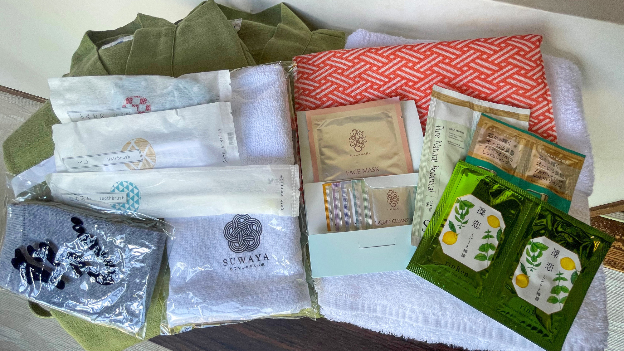 アメニティー類　シャンプーは常時備え付け＋３種類ご用意しております。お好みのものをお使いください。