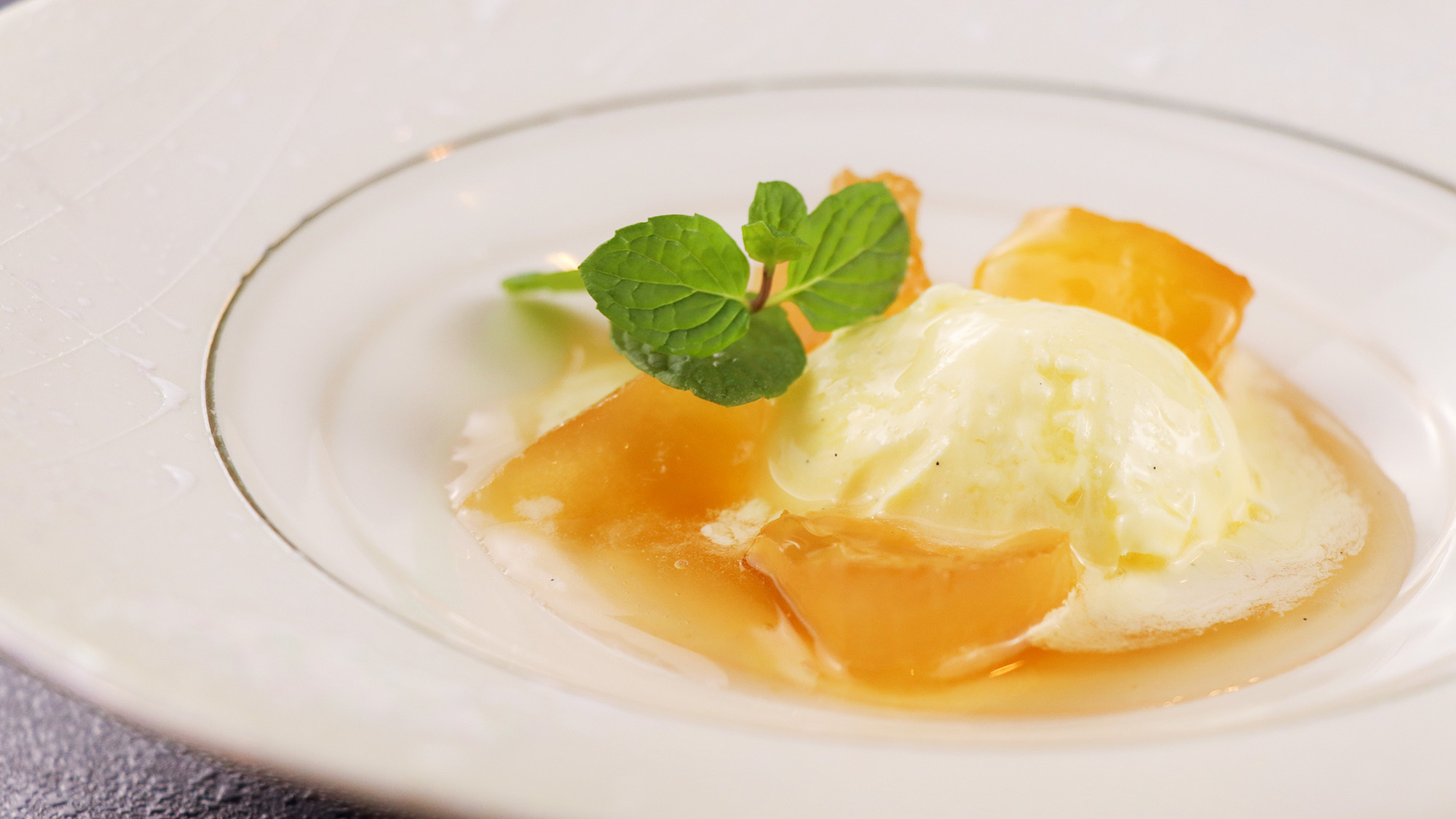 #冬料理　冷たいアイスに、温かい林檎を添えて