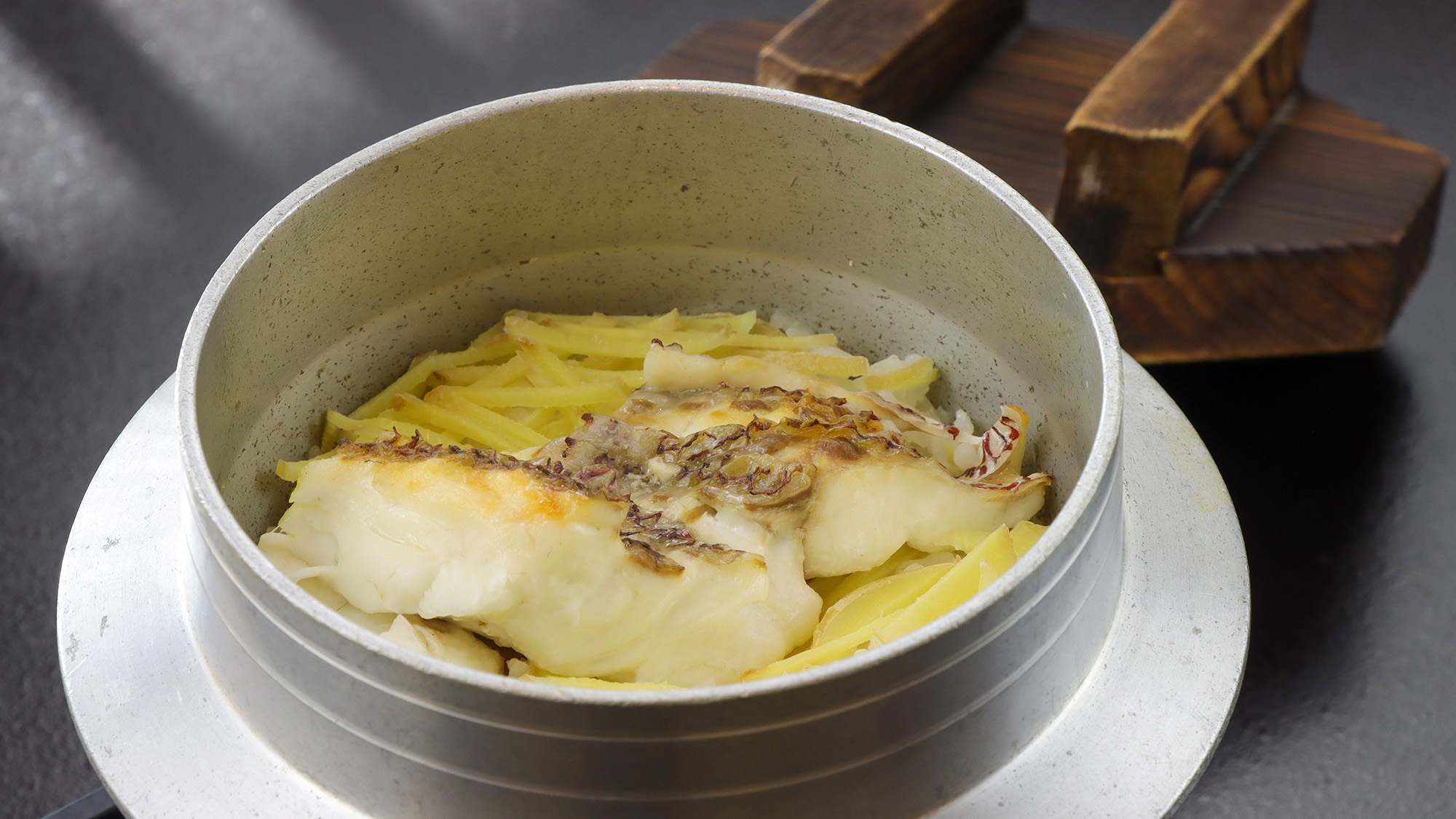 ふっくらと炊き上げた鯛めしに、生姜の余韻を添えて