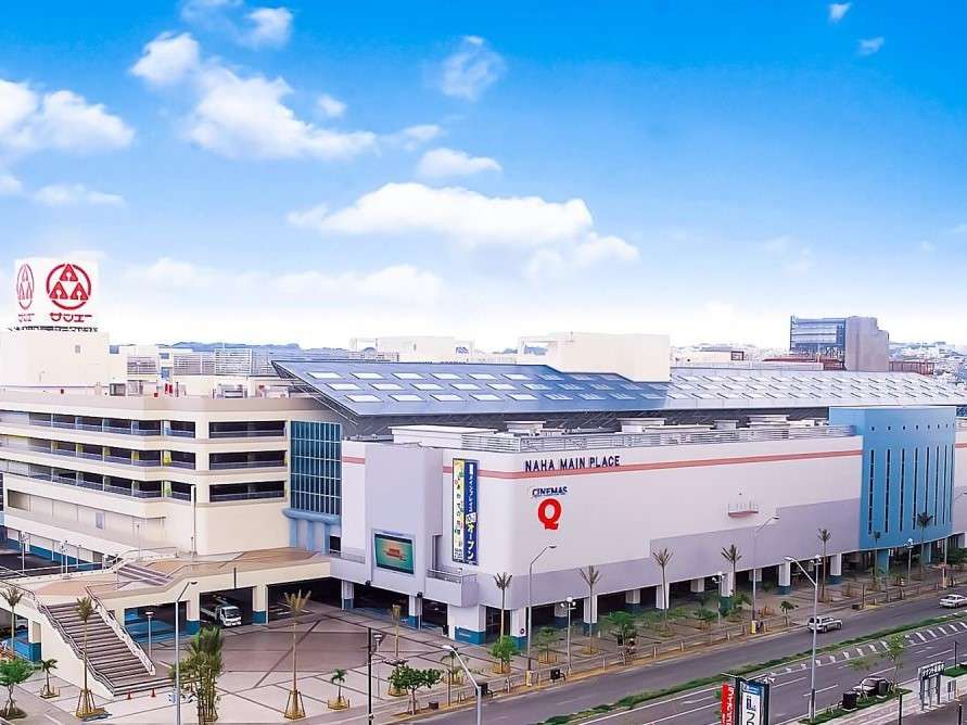 那覇メインプレイスへは・・・徒歩3分　※那覇市最大のショッピングセンター（映画館もございます♪）