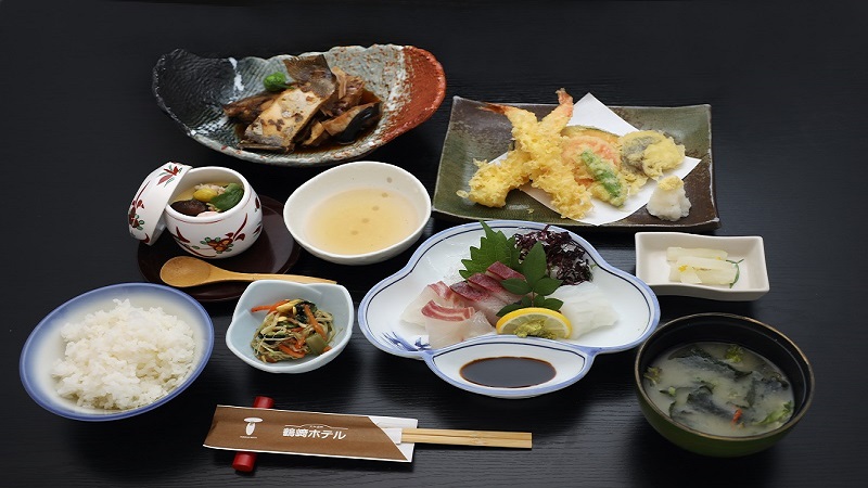 【ちょっと豪華な夕食メニュー】天ぷらとお刺身の付いた人気のメニュー♪