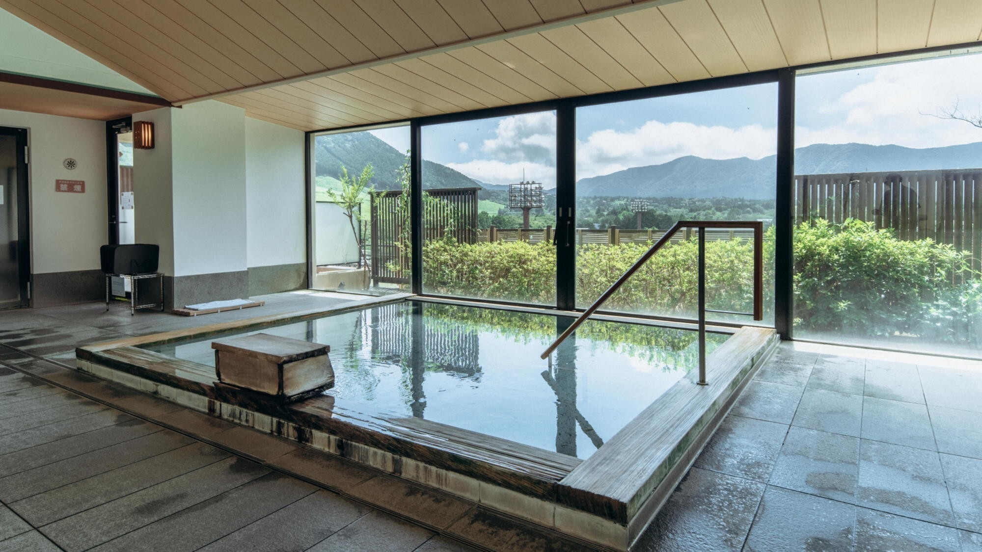 【年末年始限定／朝食付】水辺のダイニングで迎える優雅な朝の和洋ブッフェ＆温泉を満喫する箱根ステイ