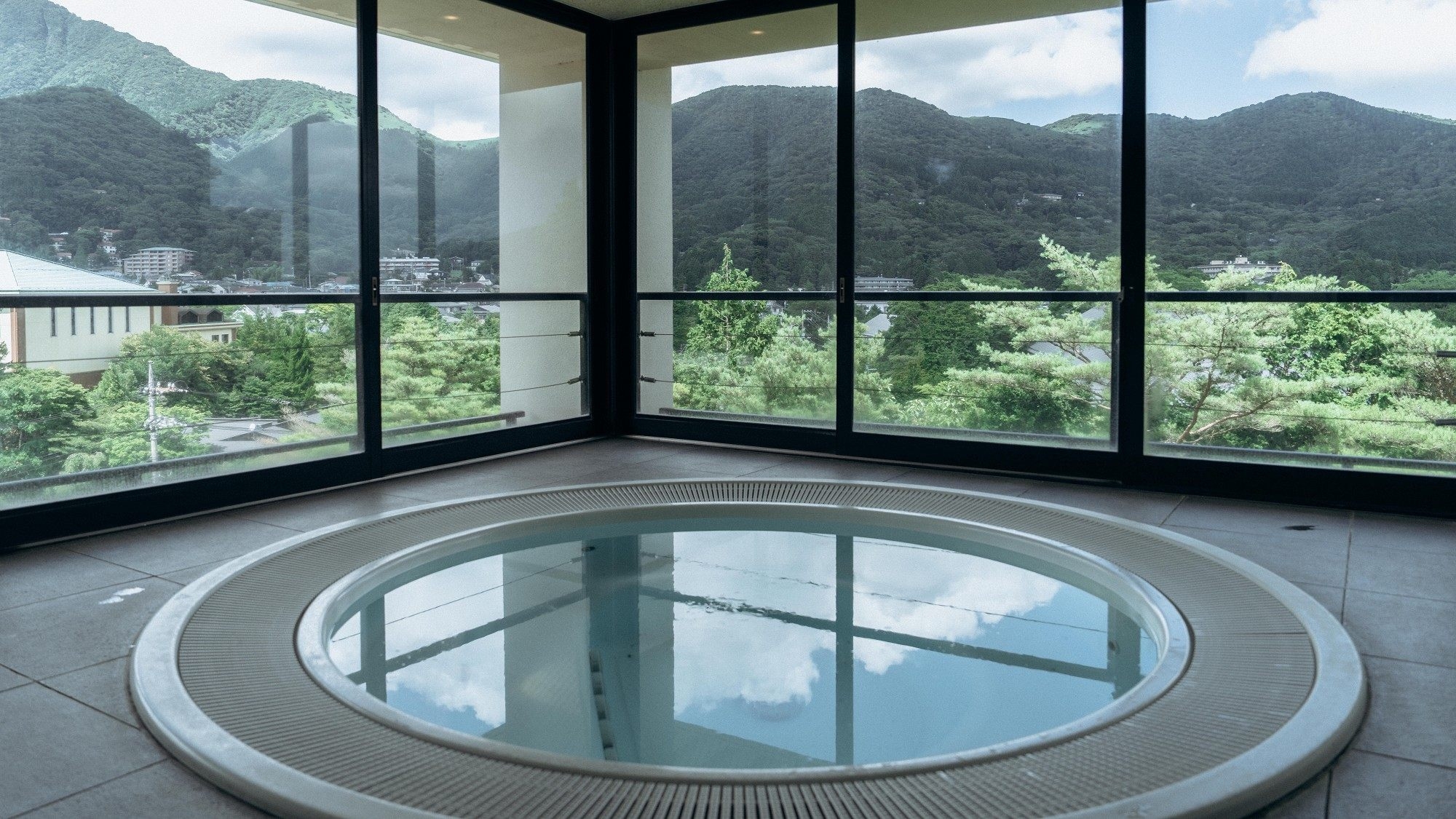 【当日限定特価】思い立ったら箱根へGO！水辺のダイニングで迎える優雅な朝の和洋ブッフェ