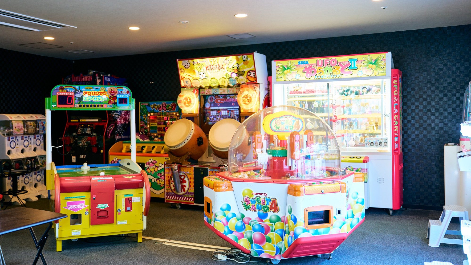 【ゲームコーナー】懐かしさと楽しさが詰まった空間で、ご家族やご友人と一緒にお楽しみください。