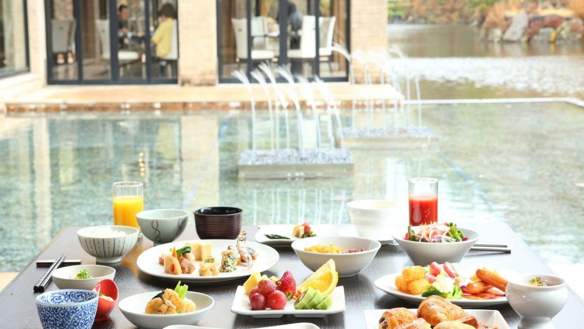 【朝食ブッフェ】庭園に浮かぶレストランで、優雅な朝のひとときを。