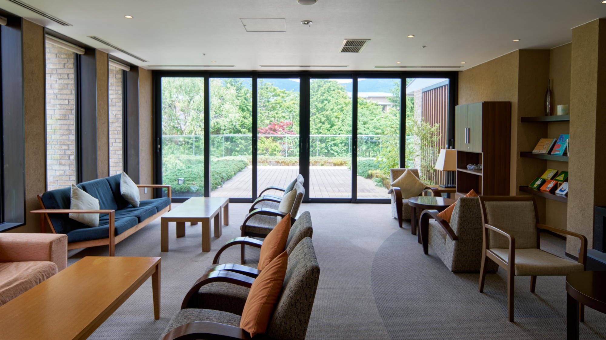 【ライブラリー】静かにゆったりとお過ごしいただけます。