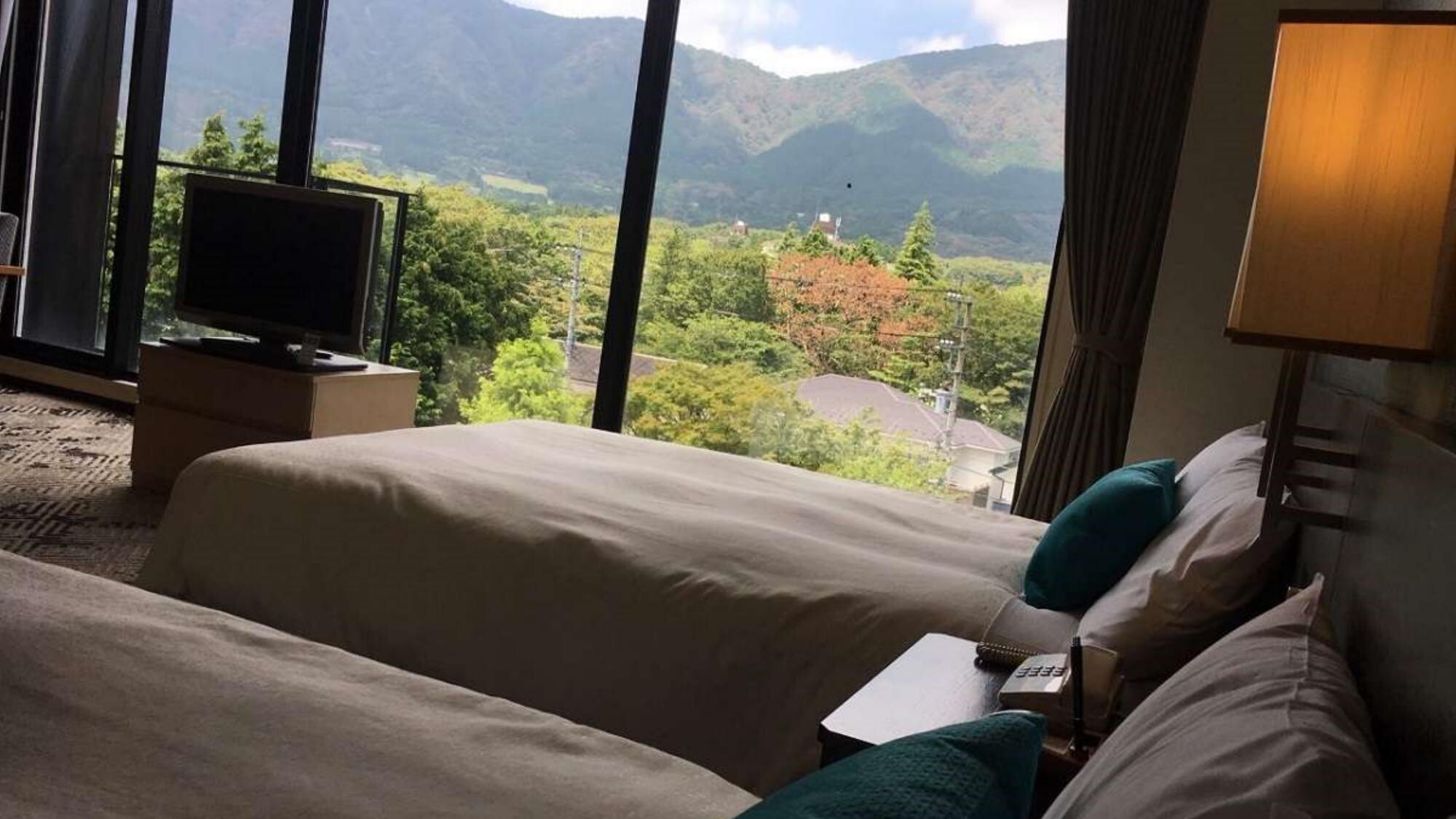 【訳ありツイン43平米】5階のため眺望がよく、大きな窓からは箱根の山々が綺麗にご覧いただけます。