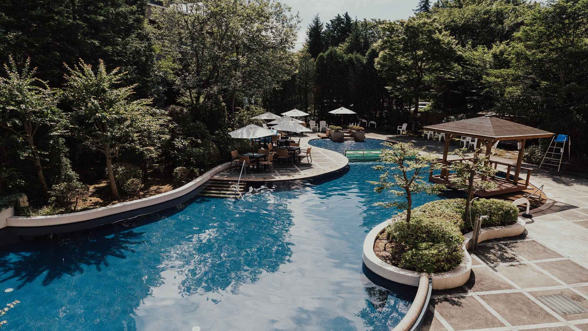 【庭園プール】緑に囲まれた開放感たっぷりの屋外プール※夏季限定