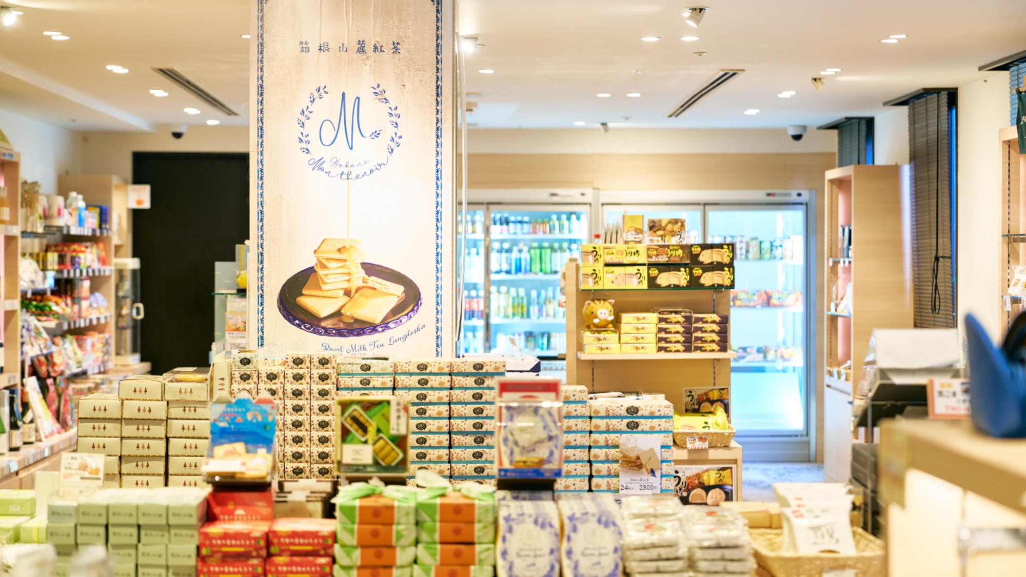 【SHOP(売店)】旅の途中にうれしい品ぞろえ。お土産やお夜食に便利な売店コーナー
