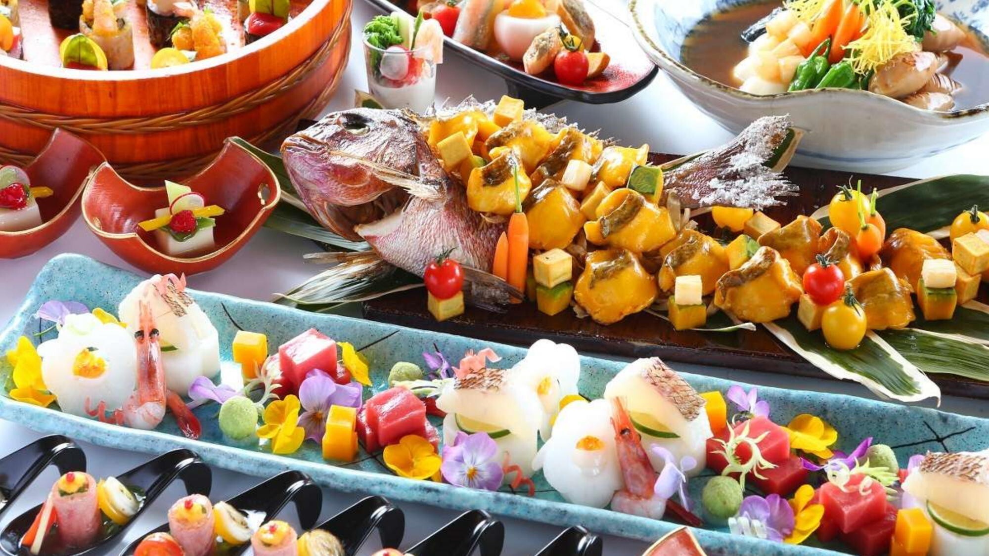 【グランドブッフェ】約30種の料理と、季節のフルーツを含む約20種のデザートを揃えた和洋ブッフェ