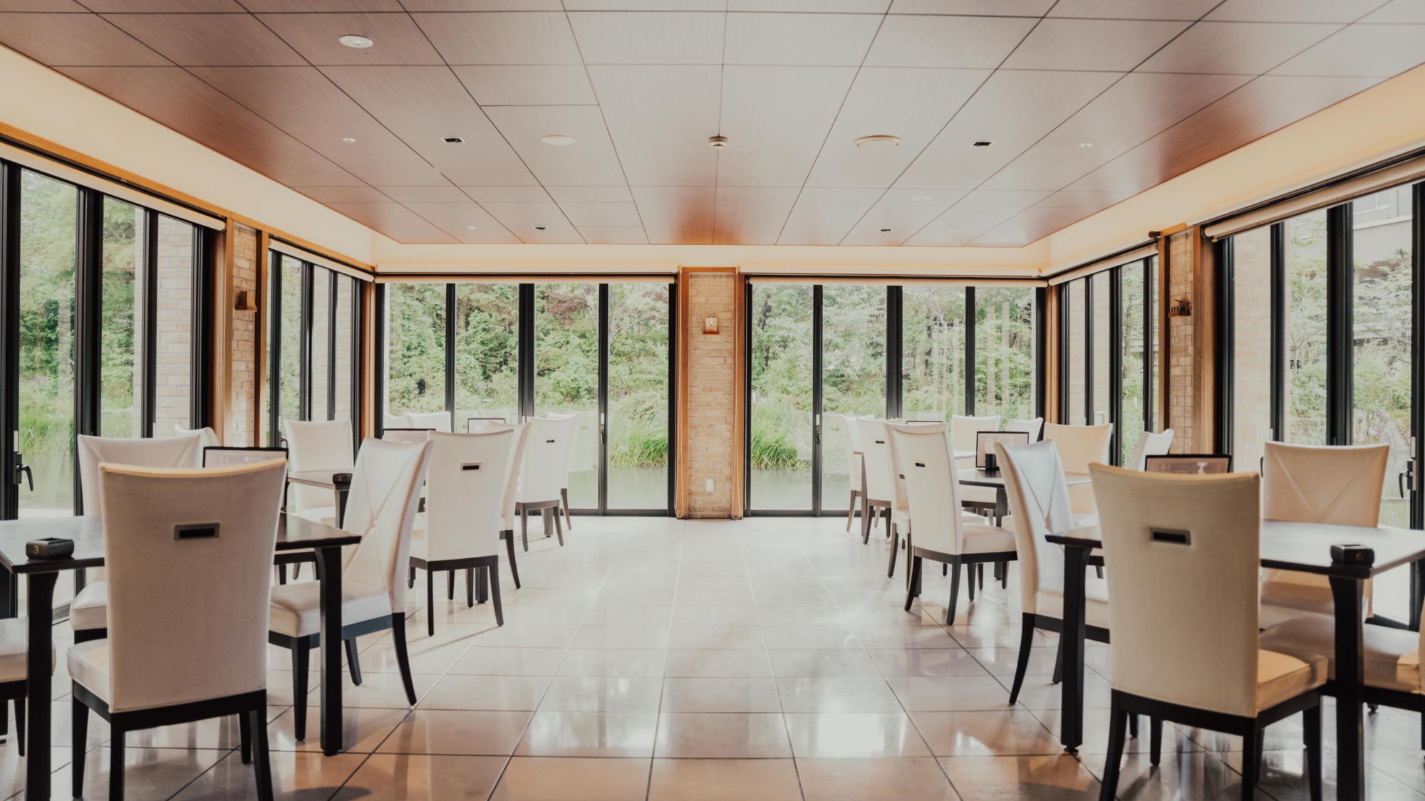 【レストラン会場】天井が高く光と水に包まれたグランドブッフェ会場で優雅なお食事を。