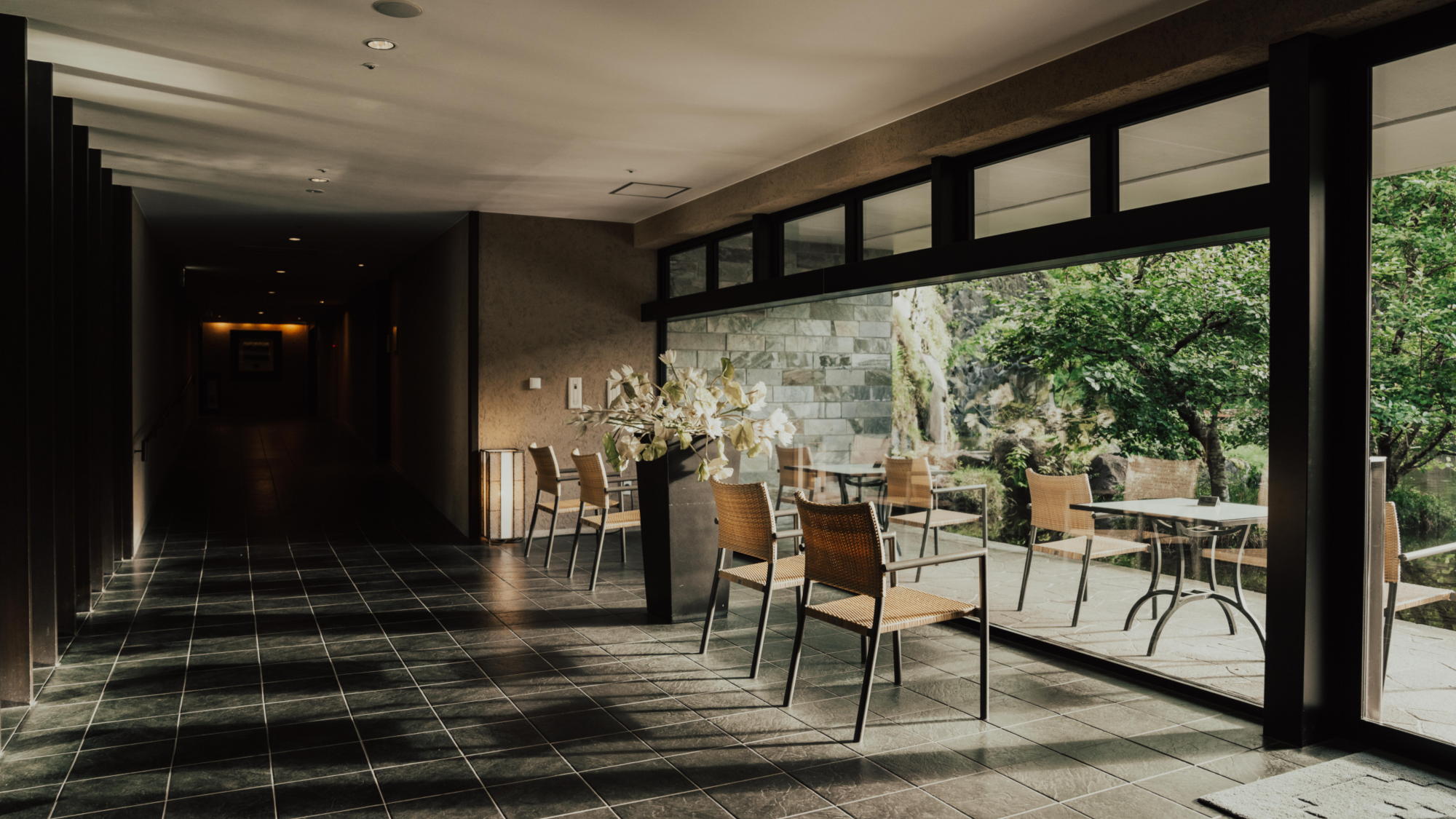 【セルフラウンジ】外のテラスからは当館の池を望め、朝と夜で違った雰囲気をお楽しみいただけます。