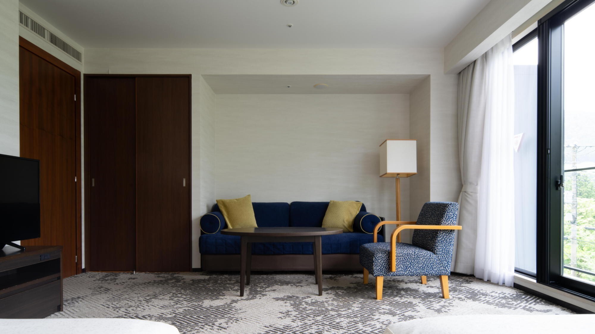 【スーペリアツイン37平米】黒と茶を基調とした落ち着いた雰囲気のお部屋。