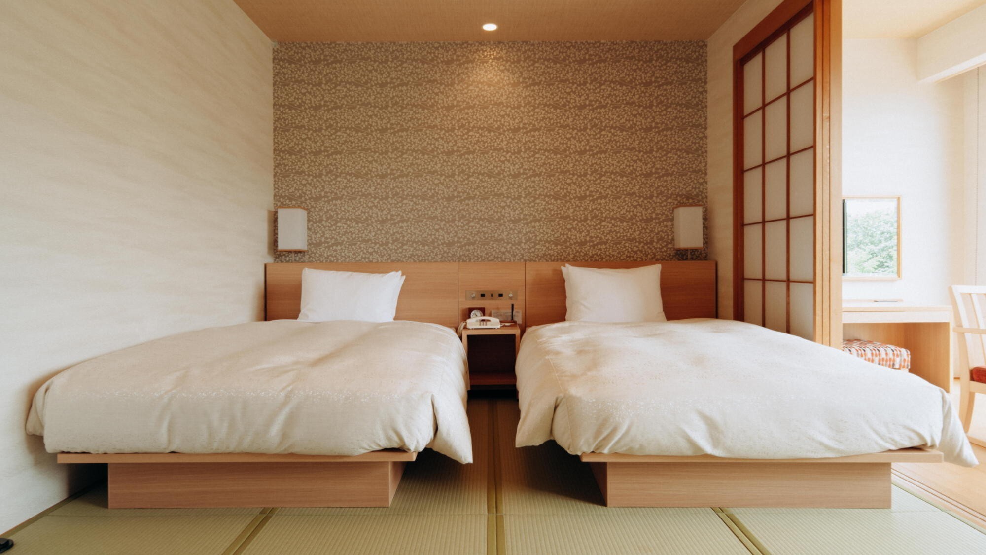 【和室ベッド46平米】10畳の畳の上にベッド2台を備えたお部屋
