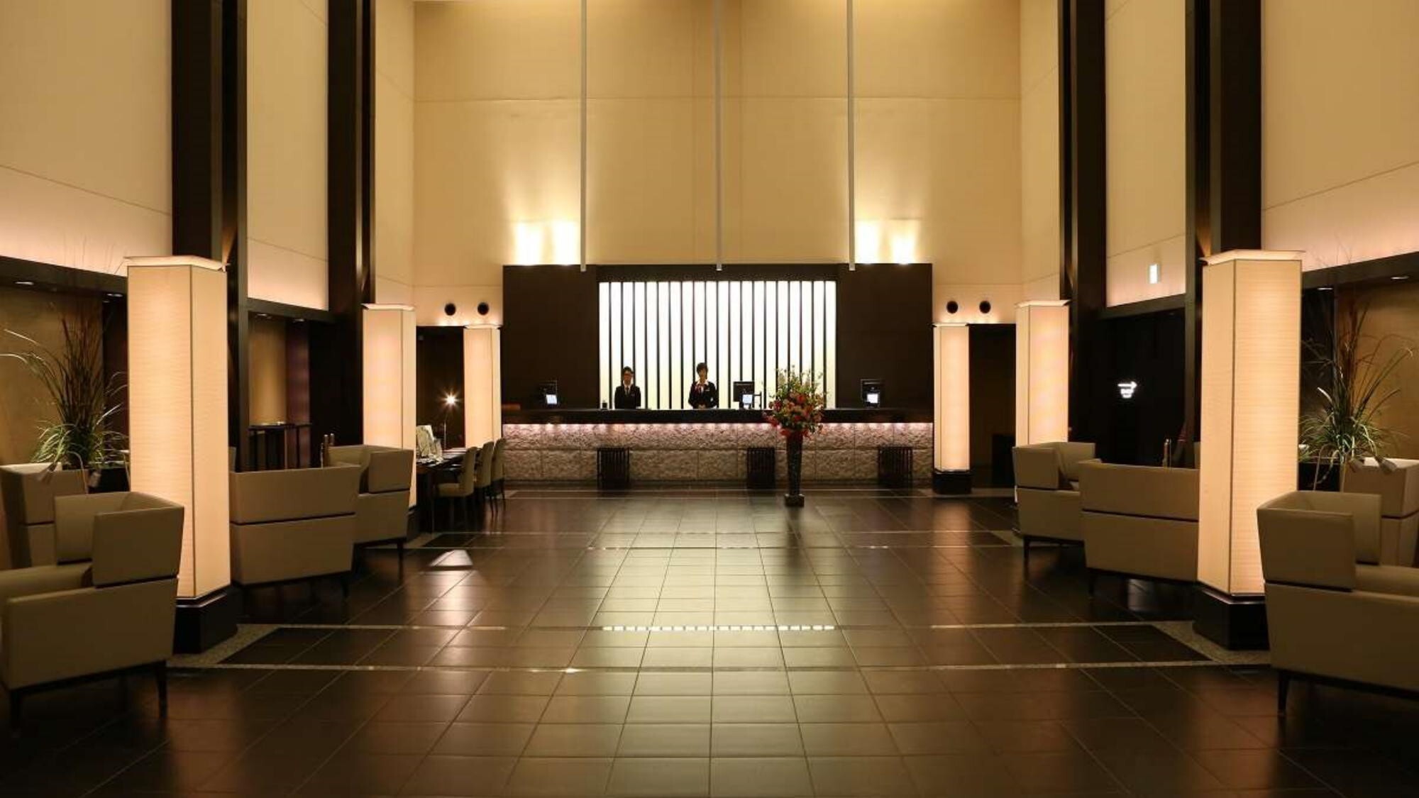 【ロビー】天井高く、開放感あふれる優雅な空間でお客様をお迎えします。