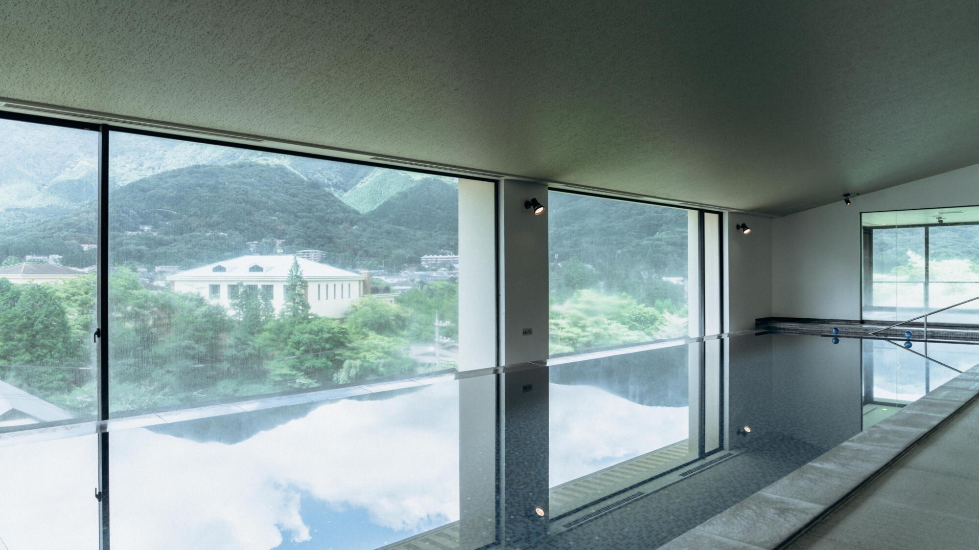 【屋内温水プール】箱根外輪山を眺めながら優雅なひと時をお過ごしください。