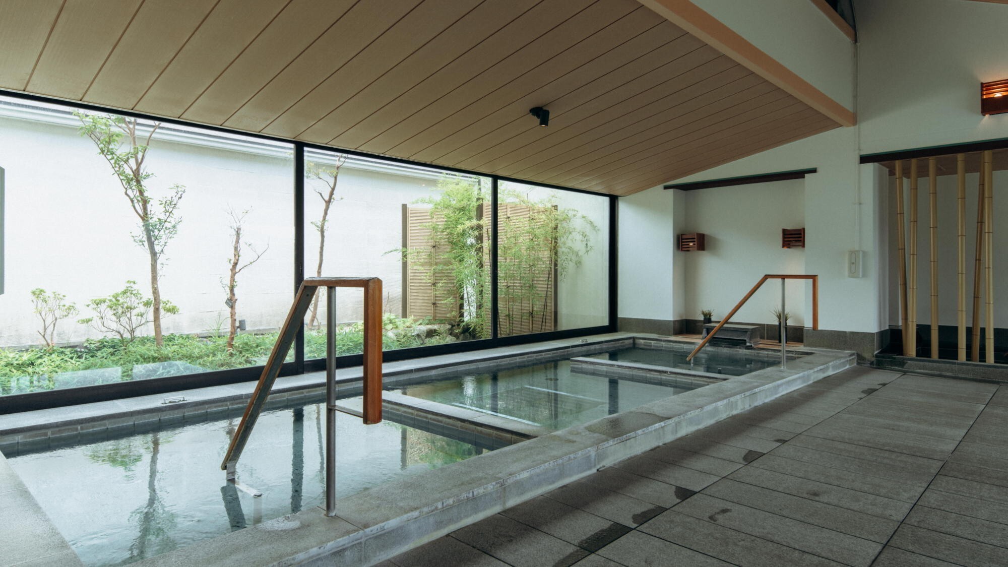 【温泉大浴場】開放感のあるゆったりとした空間が心と身体をやさしくときほぐしてくれます。