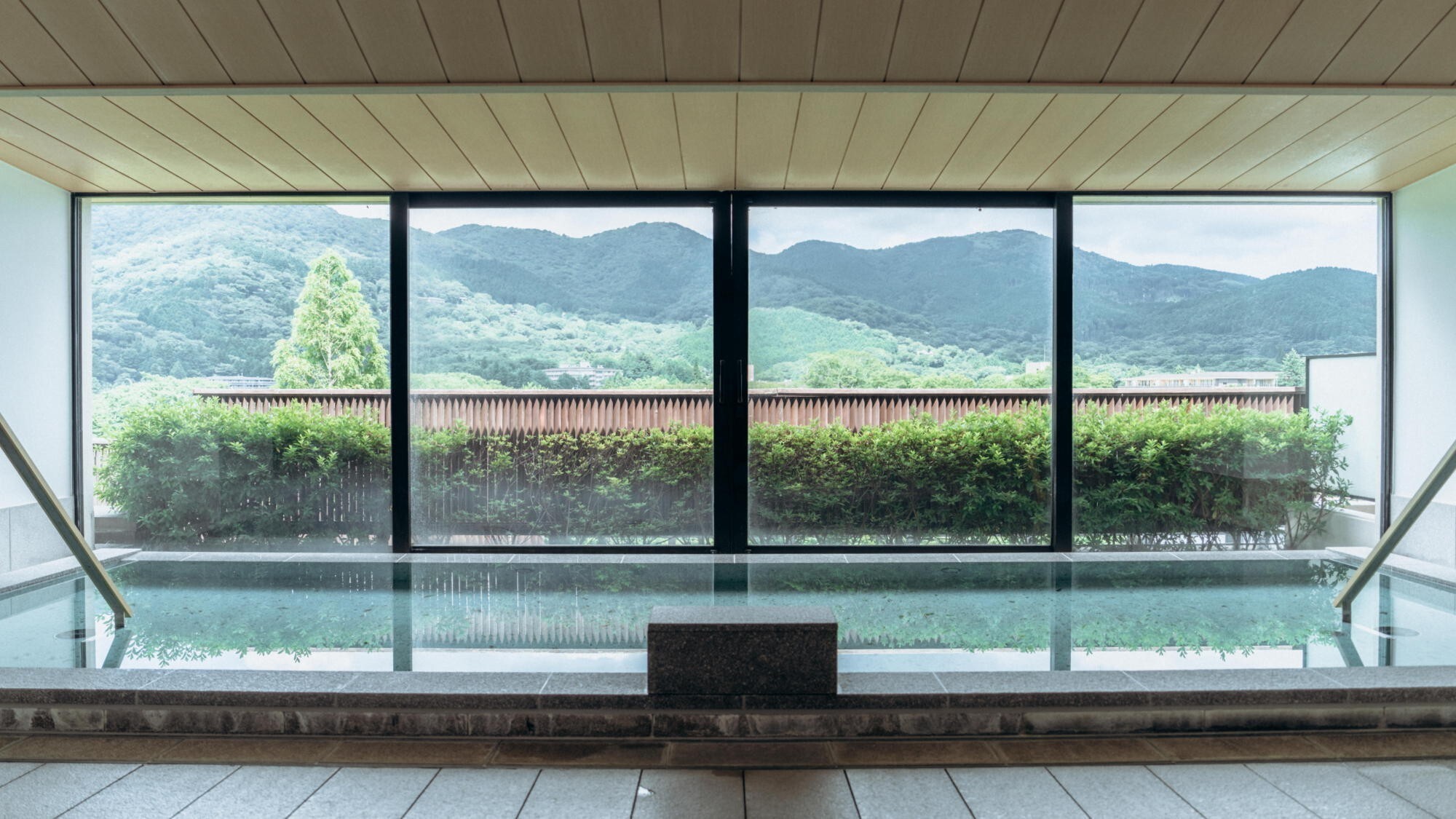 【温泉大浴場】季節を映す雄大な山々を眺めながら温泉を満喫できる最上階の大浴場。