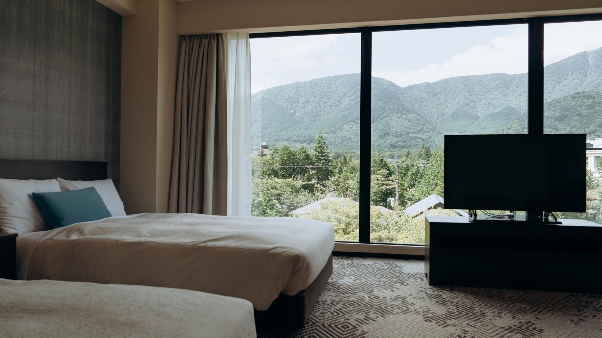 【訳ありツイン43平米】5階のため眺望がよく、大きな窓からは箱根の山々が綺麗にご覧いただけます。