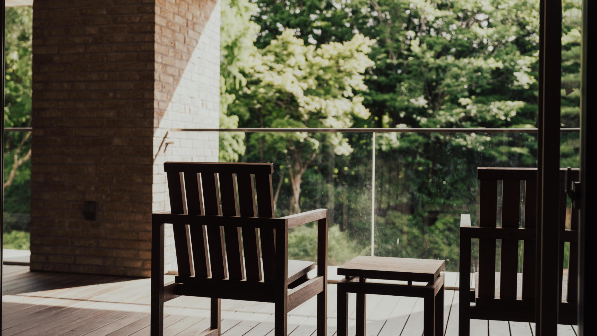 【セルフラウンジ】テラスでは、四季を感じる自然をお愉しみいただけます。