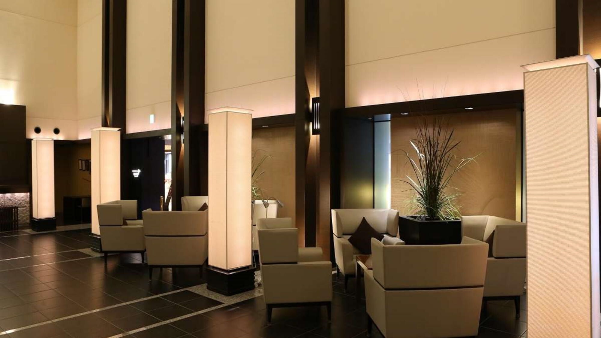【ロビー】天井高く、開放感あふれる優雅な空間でお客様をお迎えします。