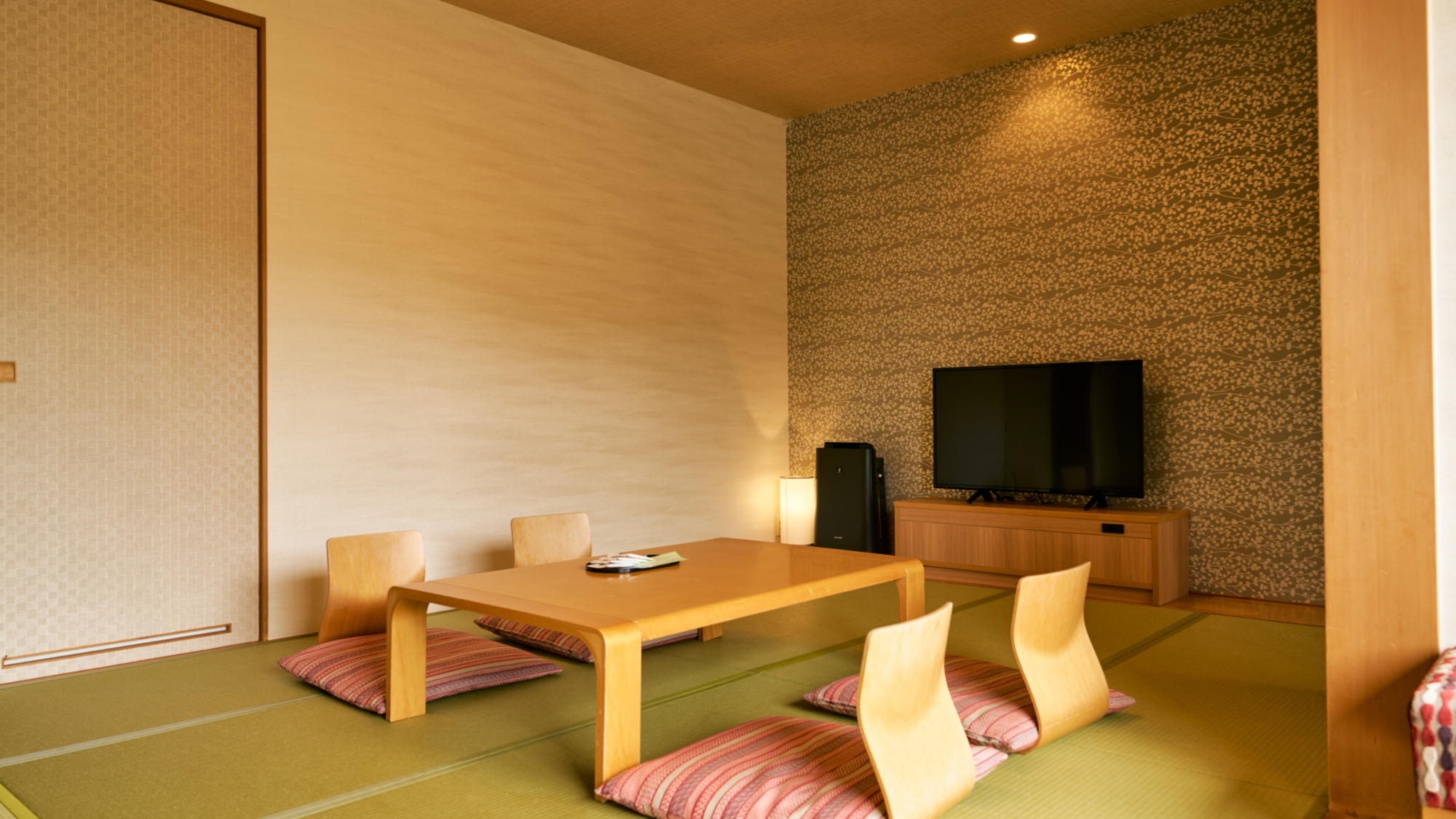 【和室10畳＋広縁46平米】広縁に小椅子を備えた10畳の和室。