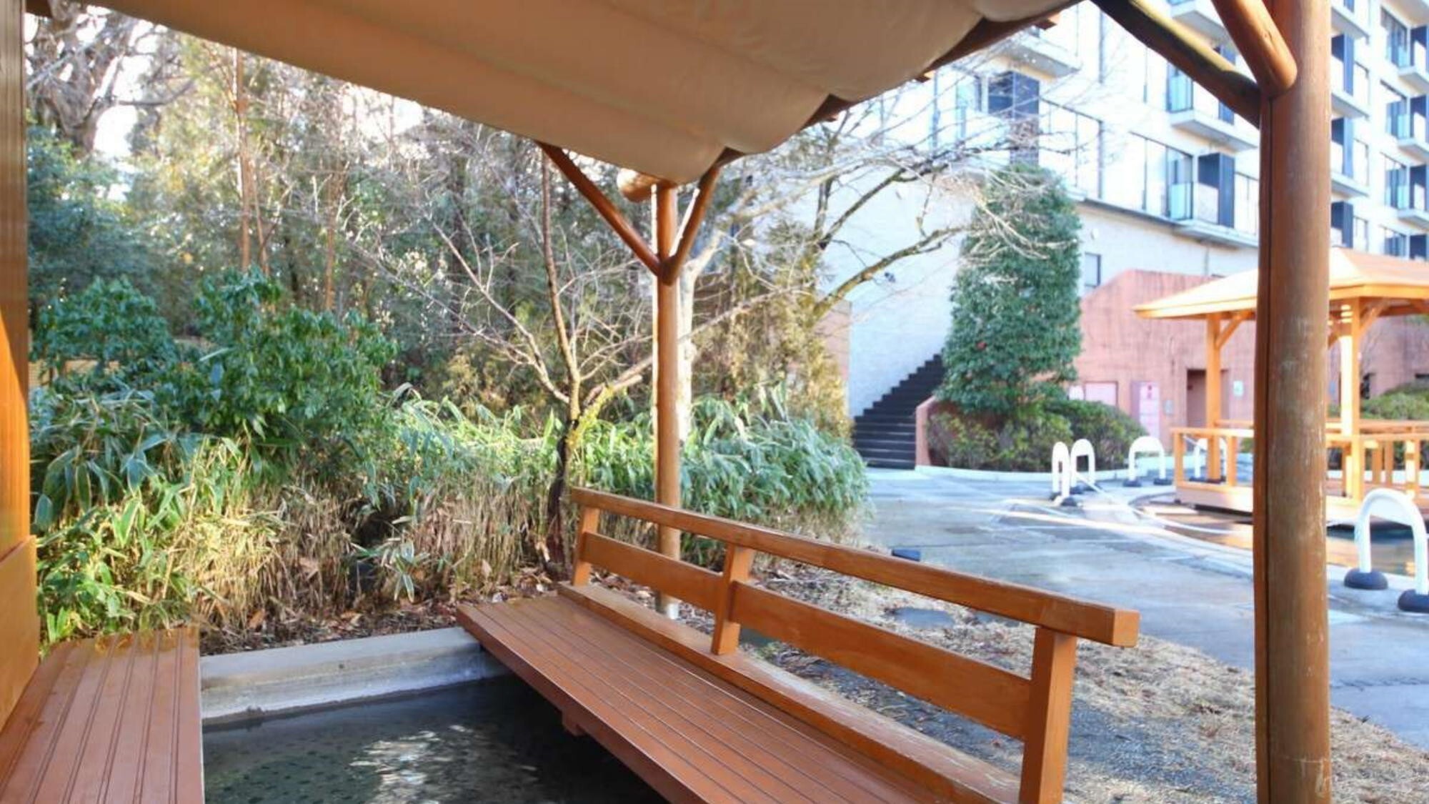 【足湯】中庭には足湯もございます。旅の疲れを癒し、足元から温まる癒しのひとときを。