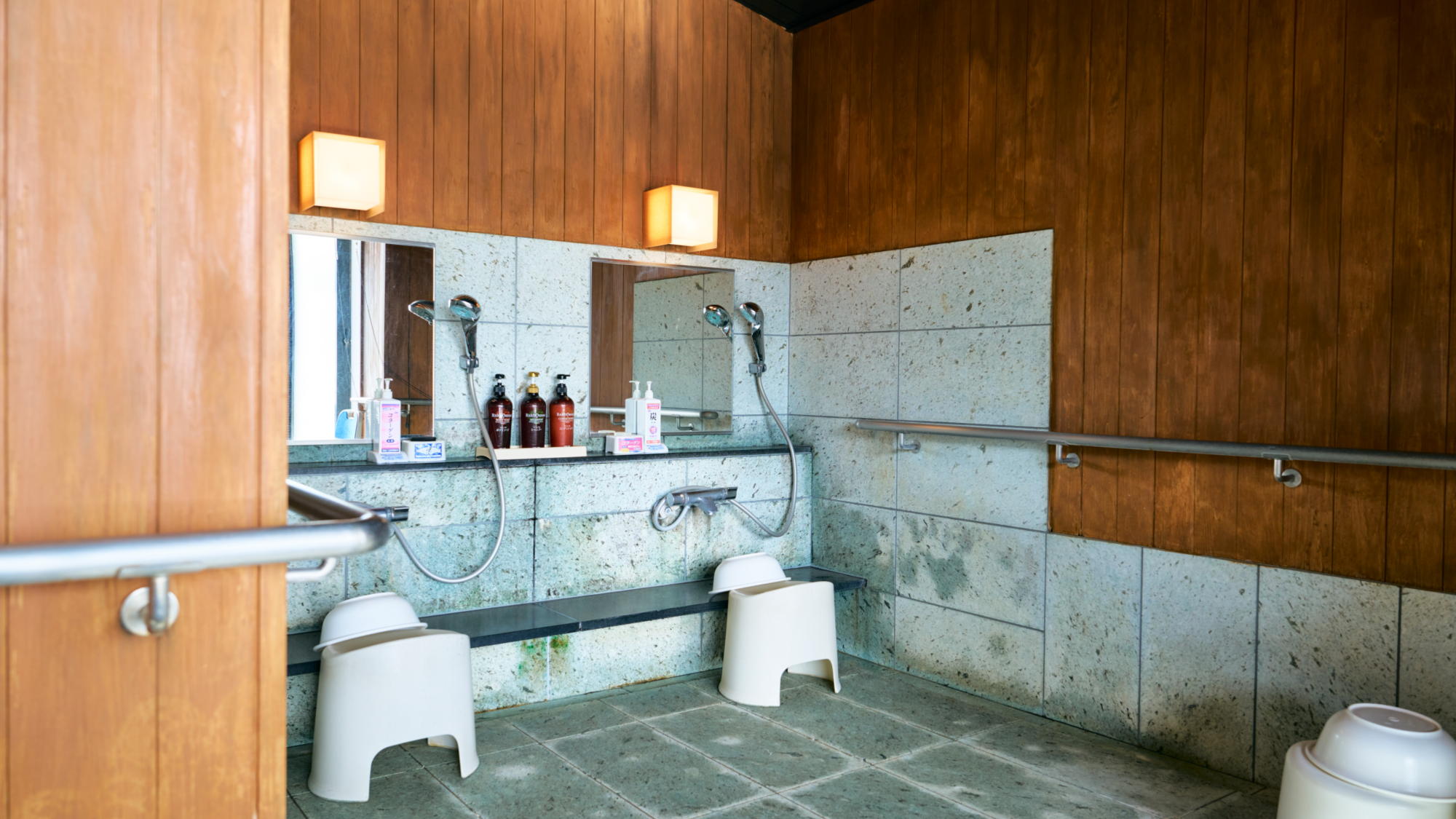 【貸切風呂「家族風呂」】洗い場には介護チェアもご用意。