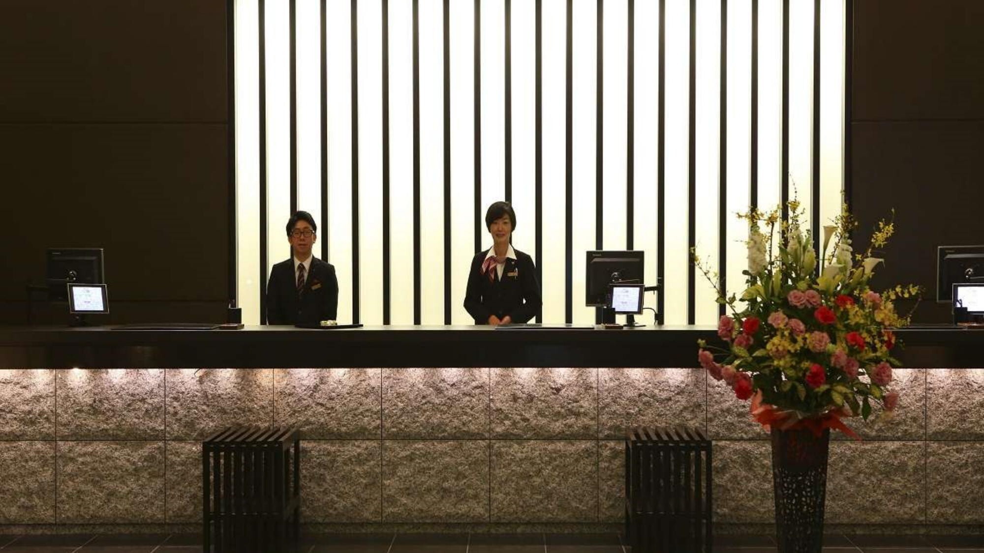 【ロビー】心からのおもてなしでお迎えします。ホテルハーヴェスト箱根甲子園へようこそ。