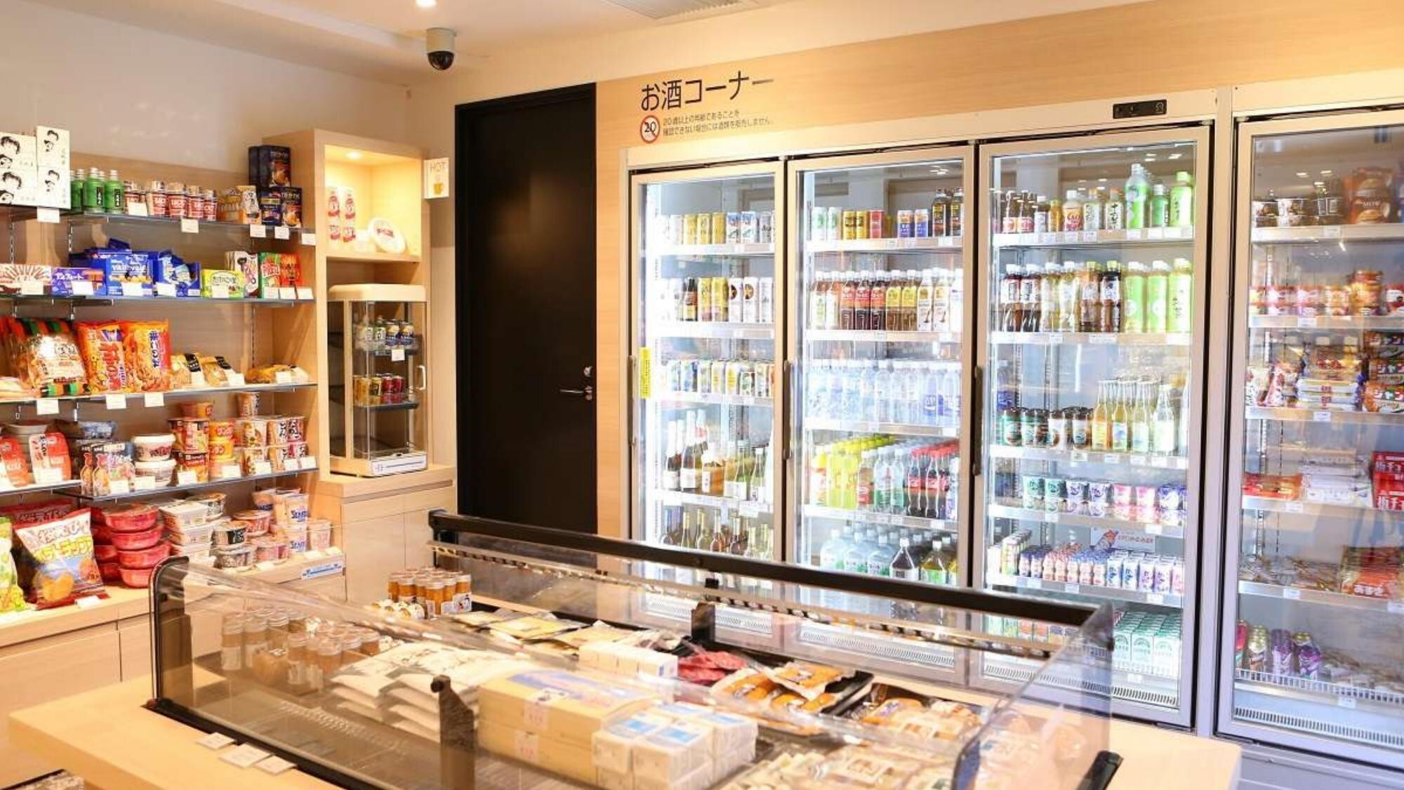 【SHOP(売店)】旅の途中にうれしい品ぞろえ。お土産やお夜食に便利な売店コーナー