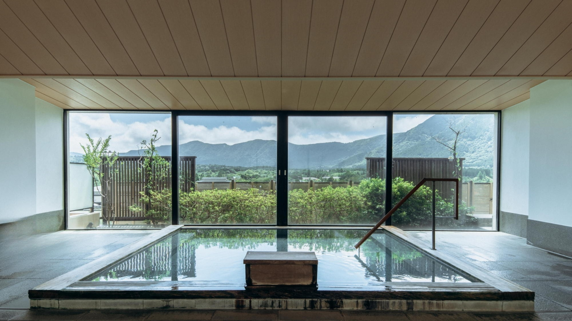 【温泉大浴場】季節を映す雄大な山々を眺めながら温泉を満喫できる最上階の大浴場。