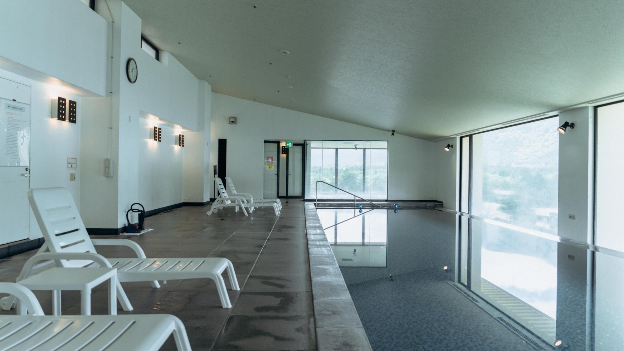 【屋内温水プール】無料で楽しめる室内プール。全長15mのコースから広がる絶景を堪能。