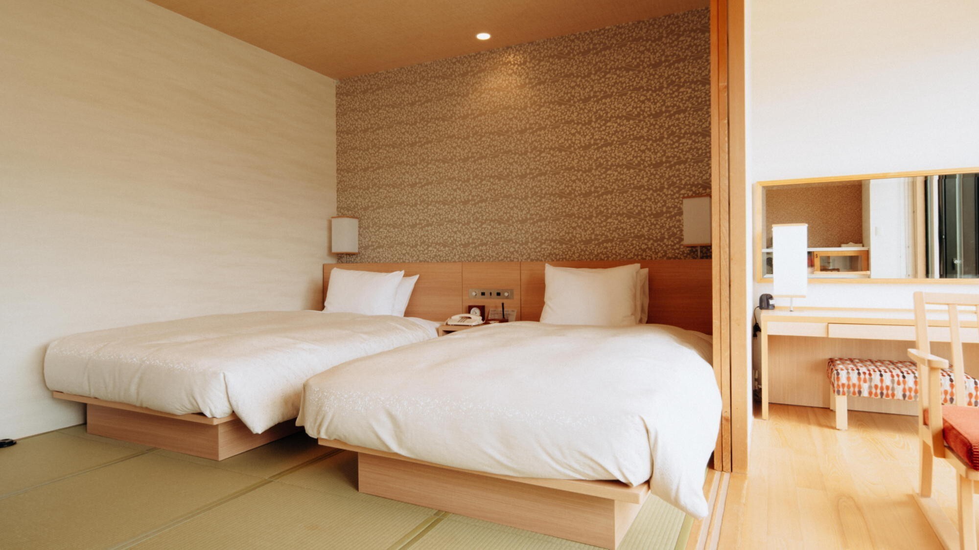 【和室ベッド46平米】10畳の畳の上にベッド2台を備えたお部屋