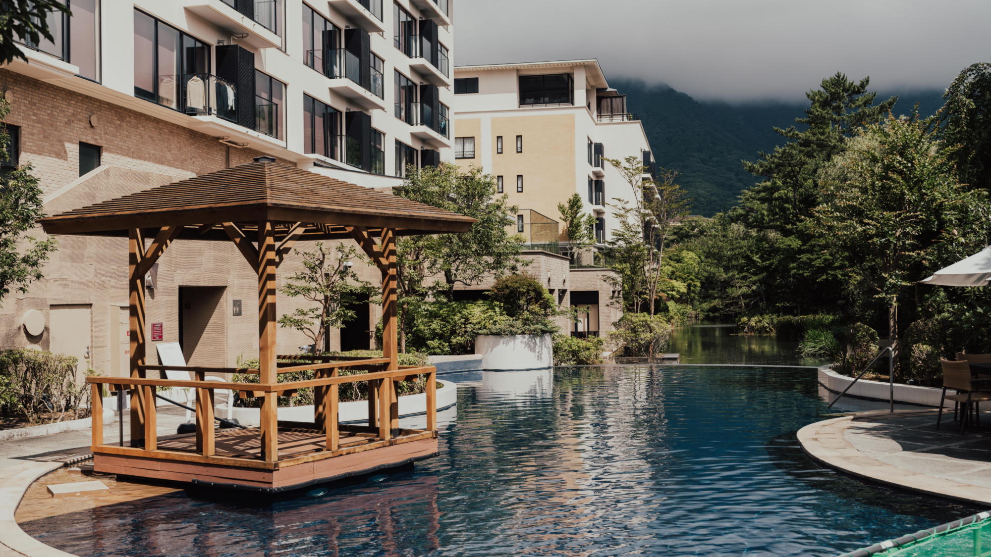 【庭園プール】水と緑に癒される、開放感あふれる屋外プール。※夏季限定