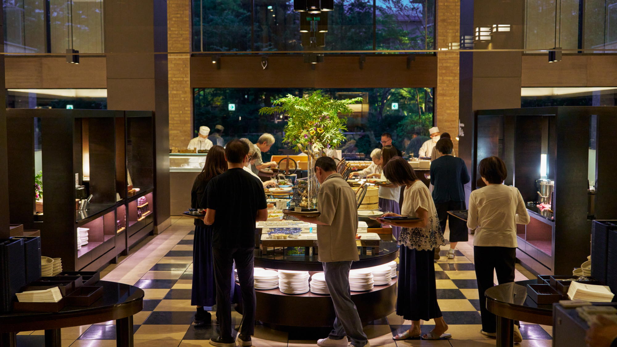 【レストラン会場】天井が高く光と水に包まれたグランドブッフェ会場で優雅なお食事を。