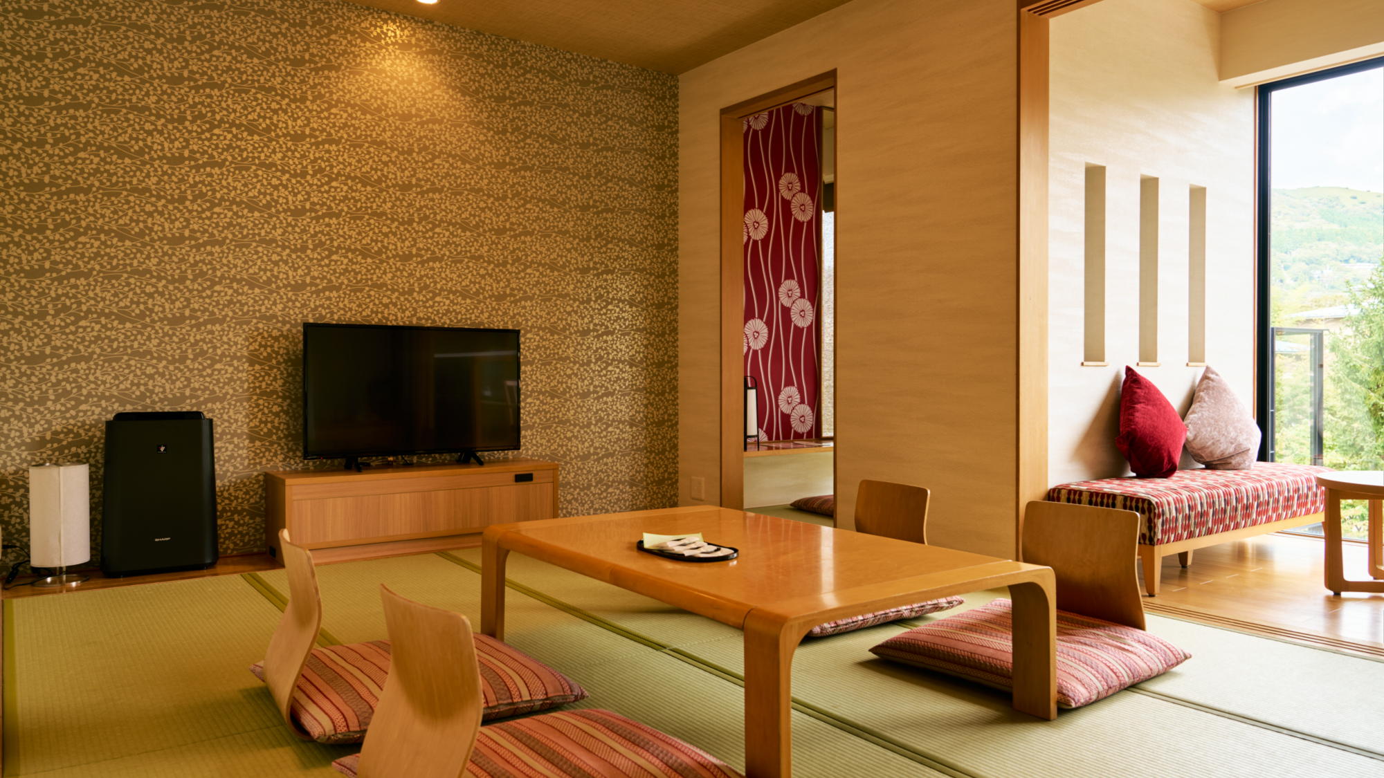 【和室10畳＋広縁46平米】季節の移ろいを感じながら、のんびりお寛ぎください。