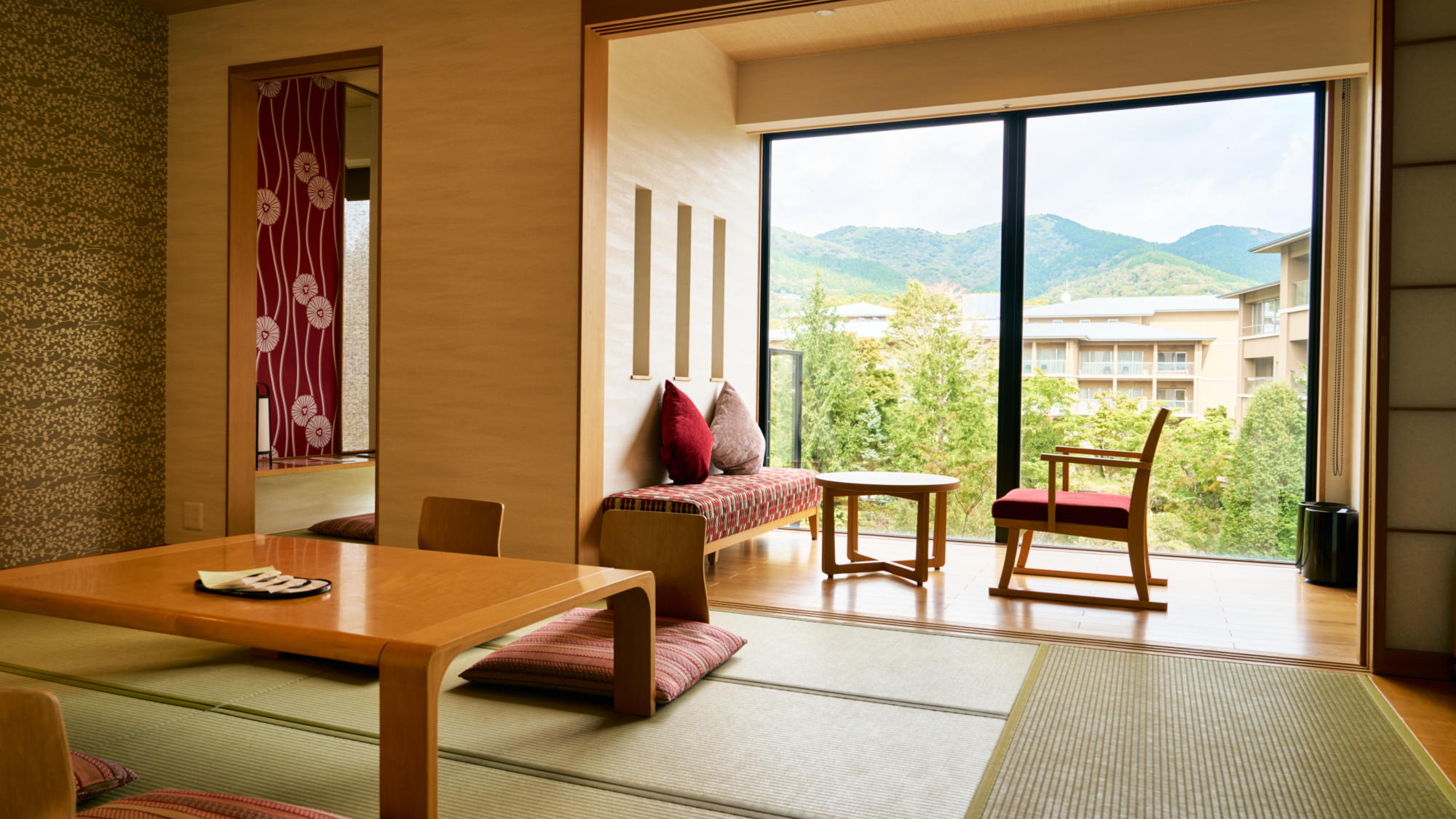 【和室10畳＋広縁46平米】広縁に小椅子を備えた10畳の和室。