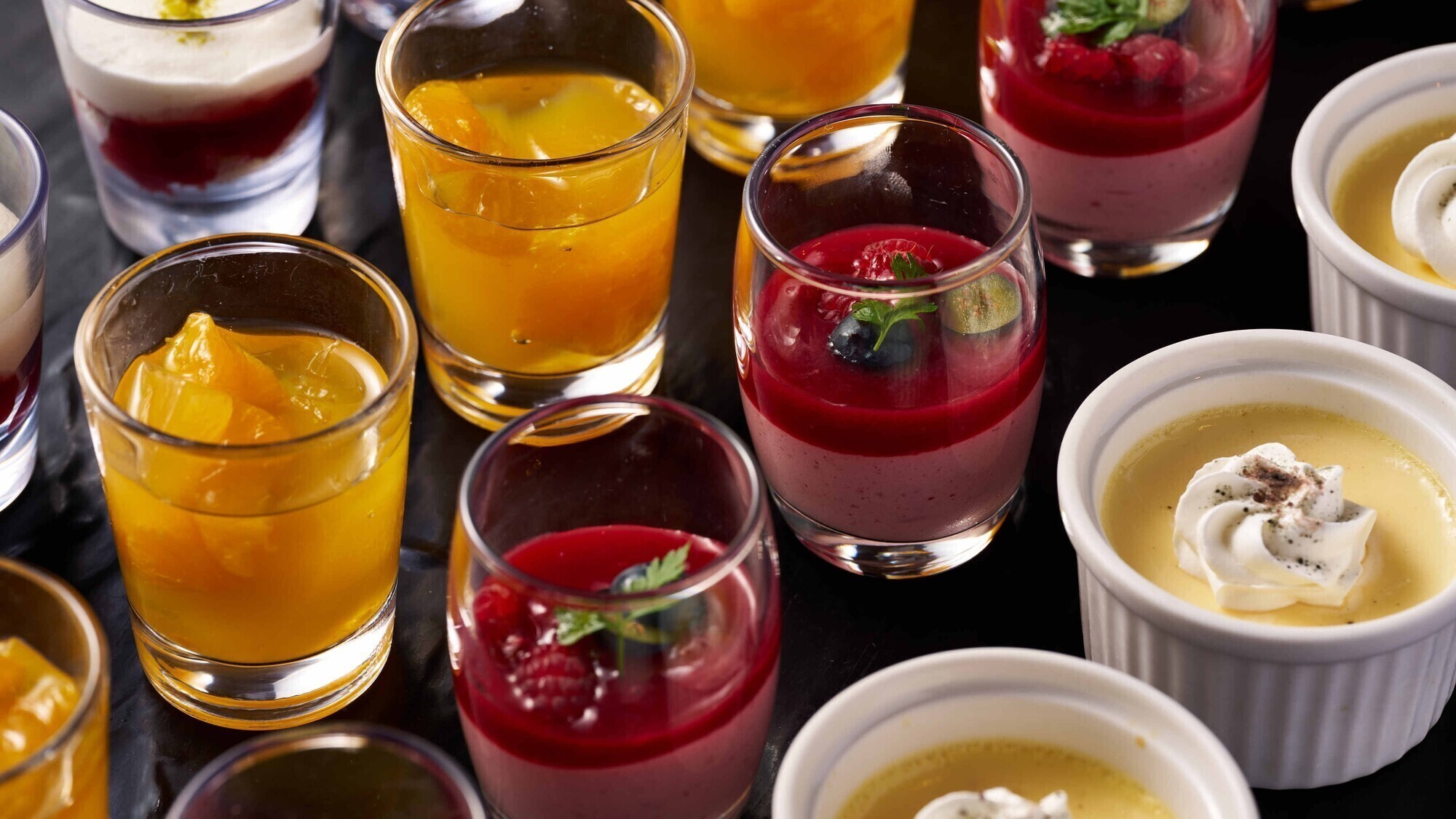 【デザートブッフェ】ケーキやプリン、フルーツなどのデザートも種類豊富にご用意。