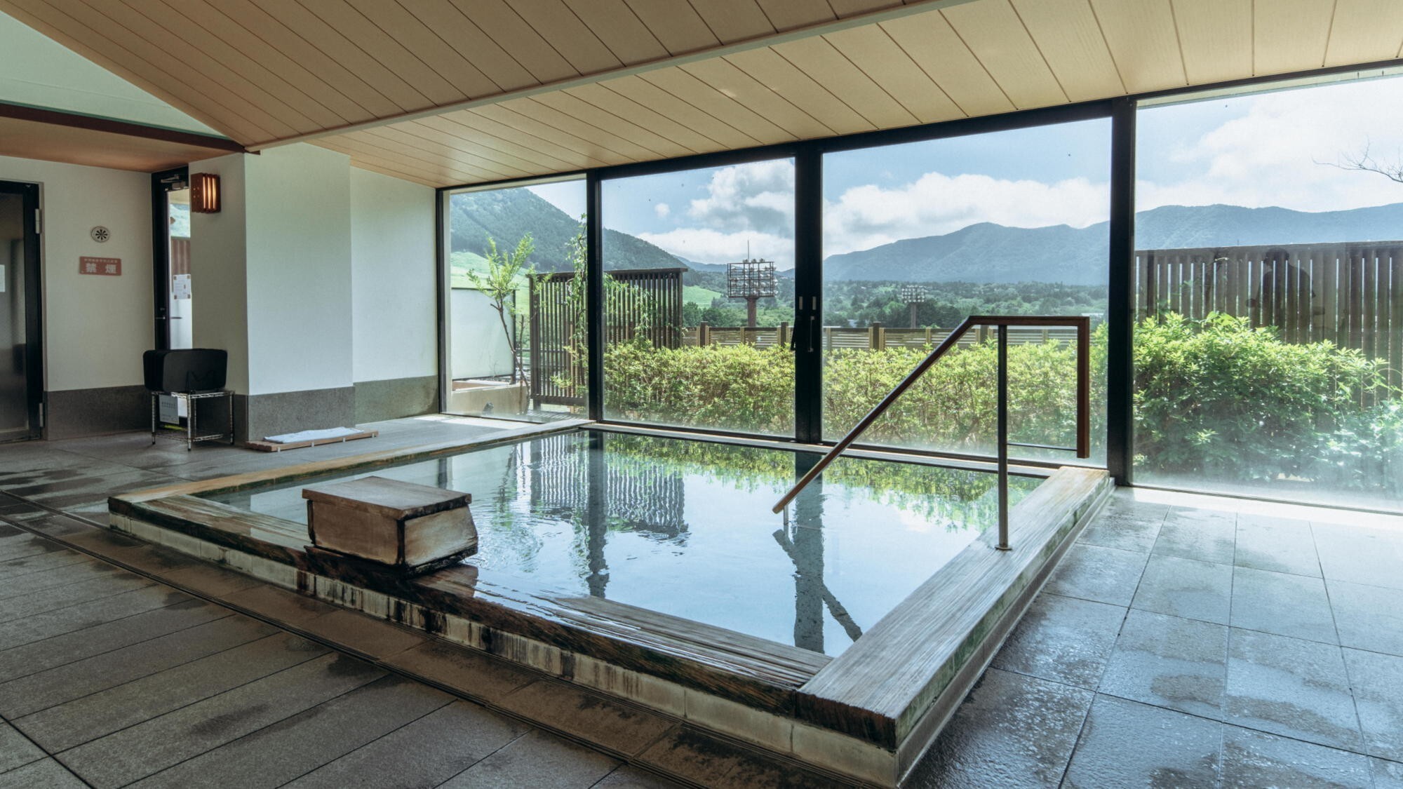【温泉大浴場】季節を映す雄大な山々を眺めながら温泉を満喫できる最上階の大浴場。