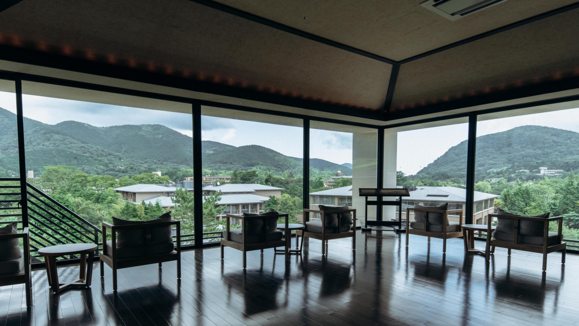 【湯上りラウンジ】お風呂上がりに、箱根の山並みを眺めながらゆったりとお過ごしいただけます。