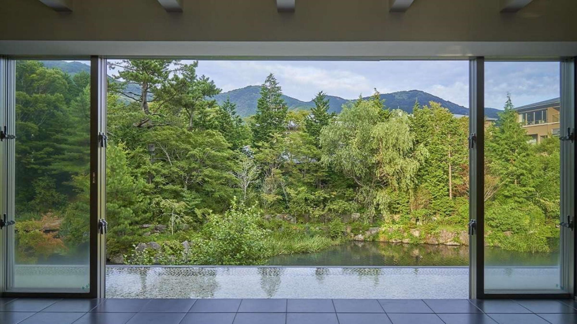 【エントランス】玄関の門が開くと広大な自然がお出迎えします。