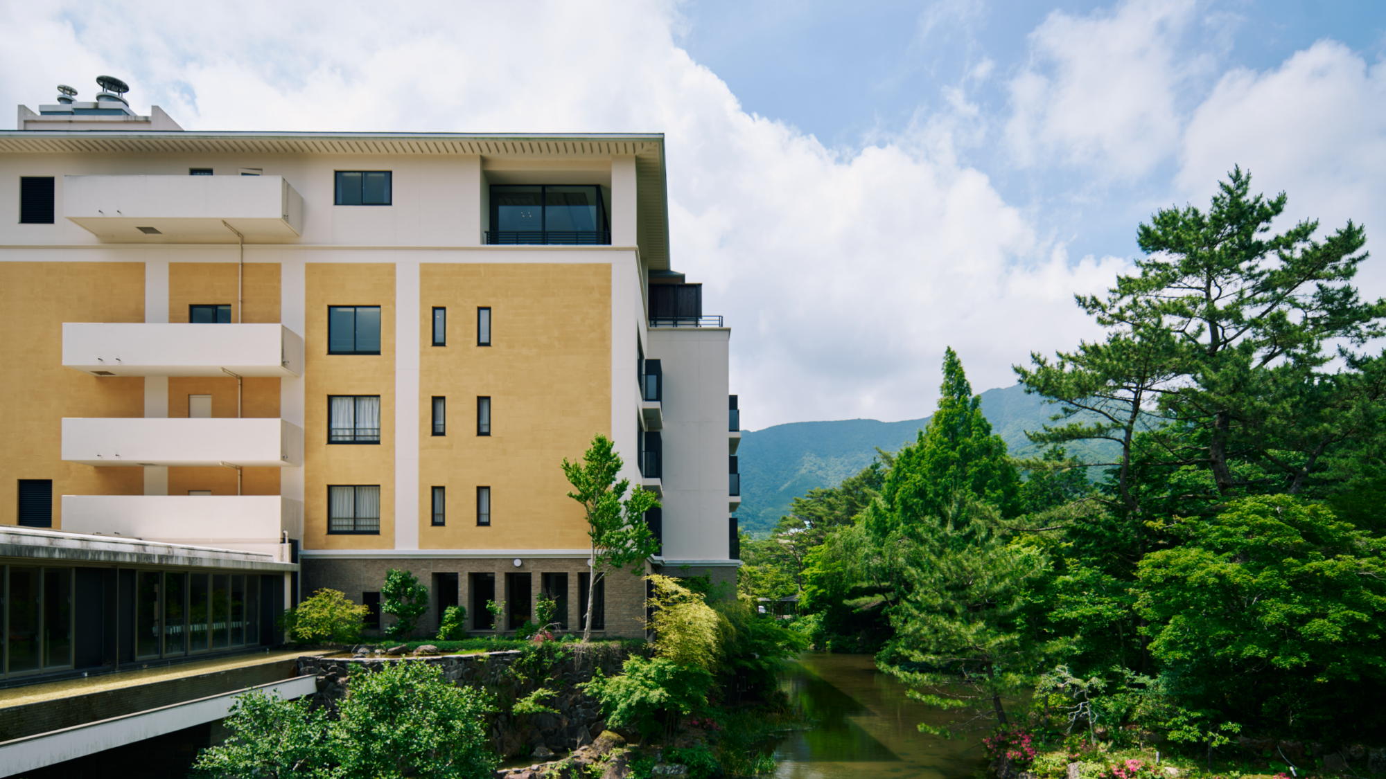 【外観】心からのおもてなしでお迎えします。ホテルハーヴェスト箱根甲子園へようこそ。