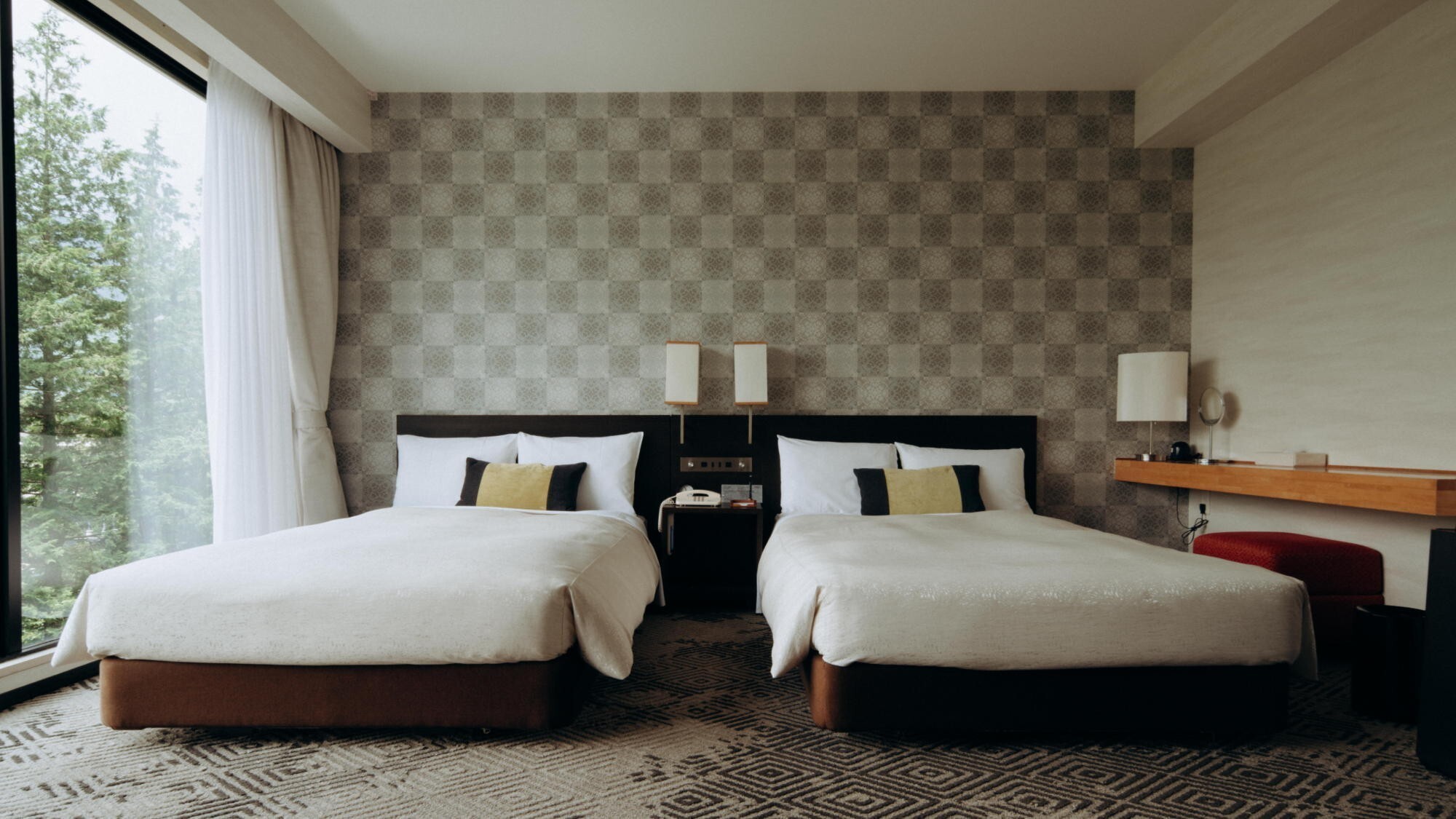 【スーペリアツイン37平米】広々としたセミダブルベッド ※一例