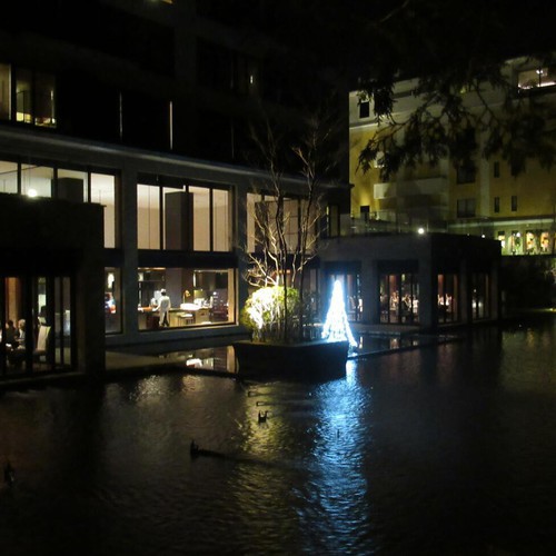 夜の池側からレストラン