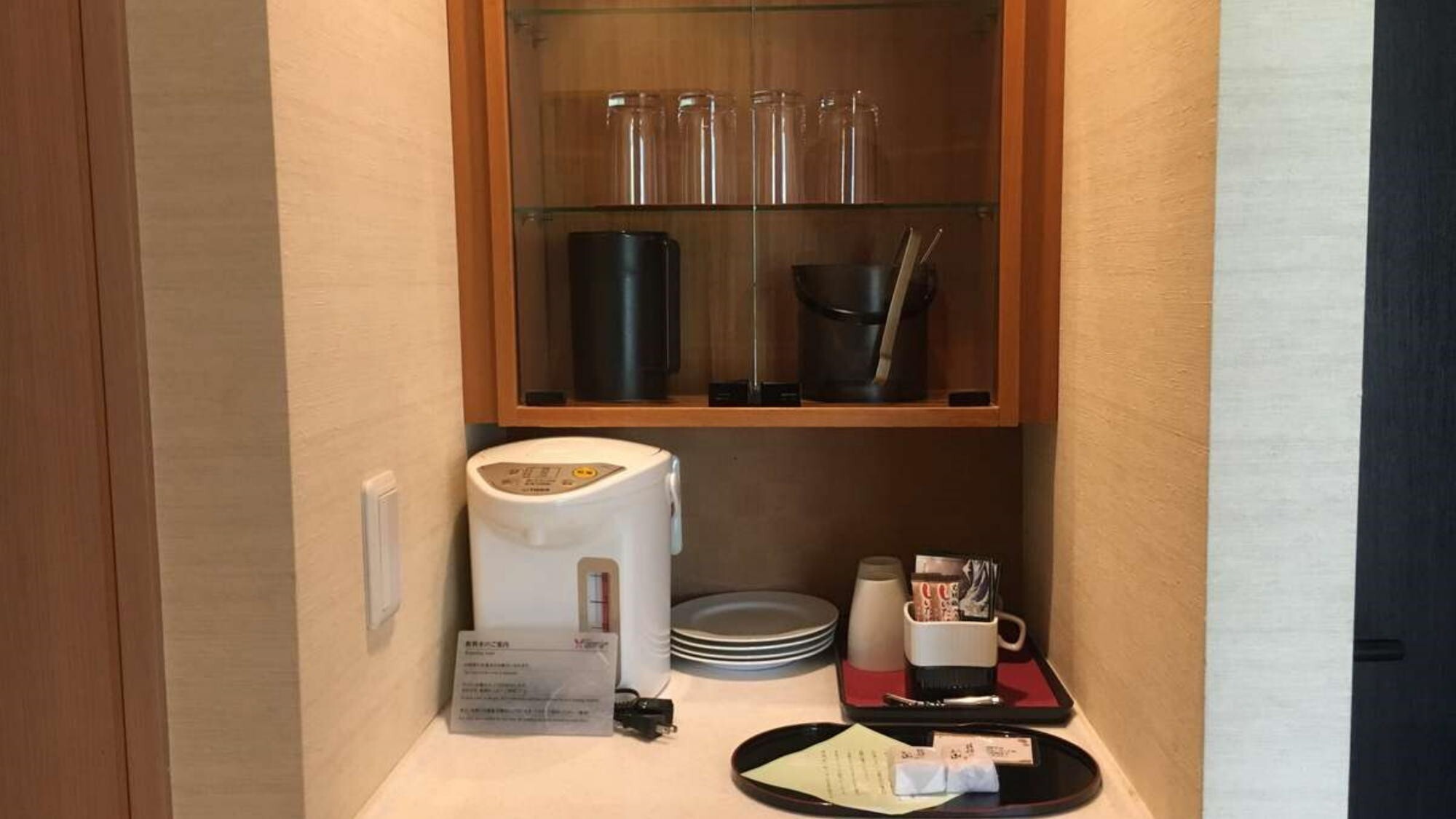 【客室備品】お茶とお茶菓子をご用意。ご到着後のひとときを、どうぞごゆっくりお過ごしください。※一例