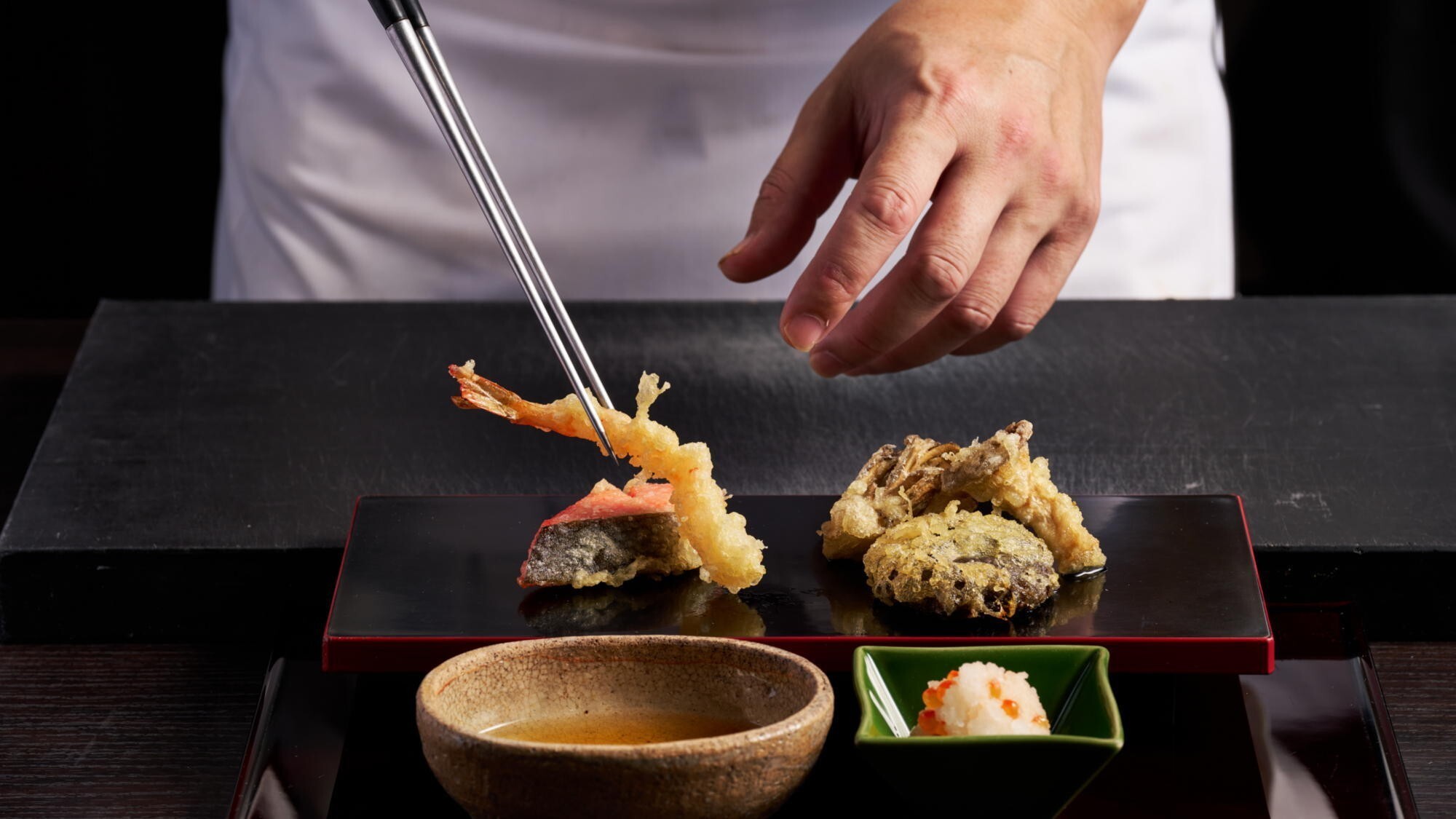 【秋のグランドブッフェ】秋鮭と海老、きのこ3種の天ぷら、いくらおろし