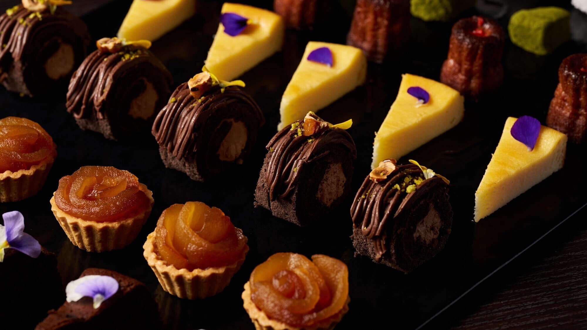 【デザートブッフェ】季節限定のケーキやカヌレなど多彩なデザートが勢揃い