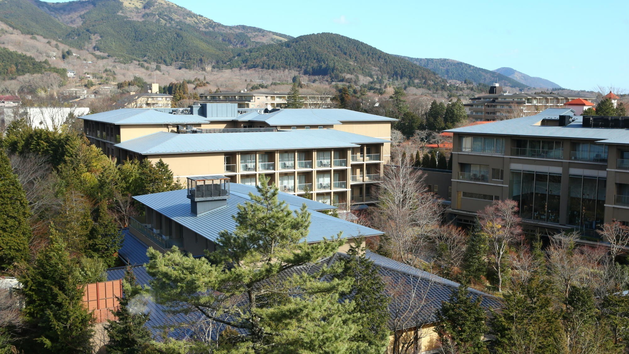 【湯上りラウンジ】お風呂上がりに、箱根の山並みを眺めながらゆったりとお過ごしいただけます。