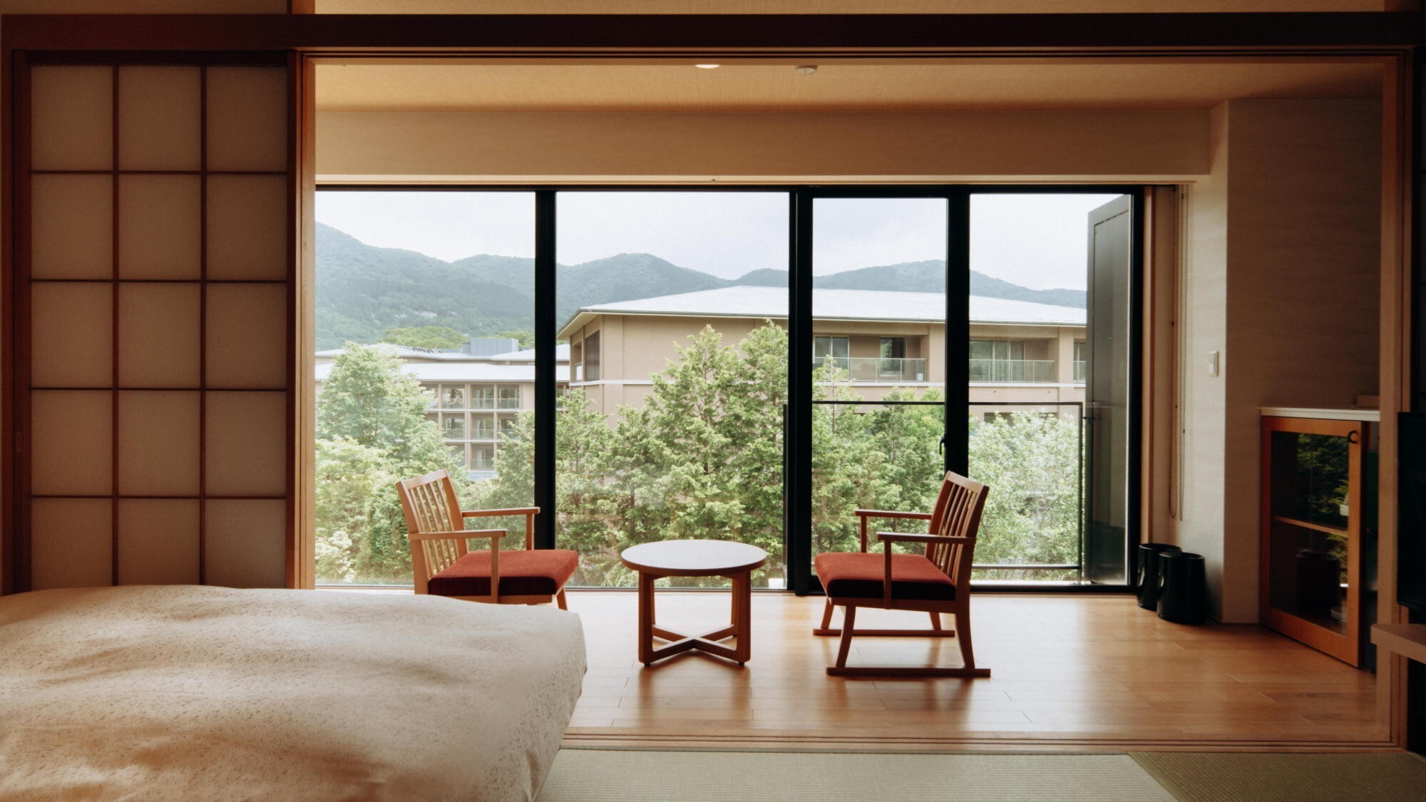 【和室ベッド46平米】池側に位置しており、落ち着いた景観をお楽しみいただけます。